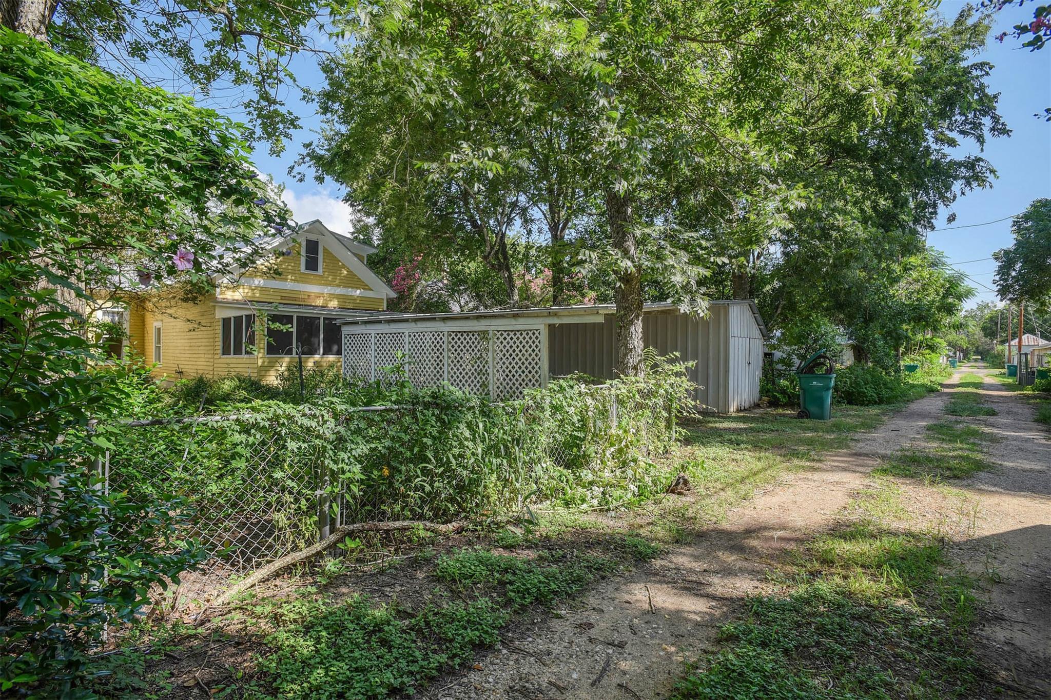 36th image of 602 Mills St, Smithville, TX 78957 | MLS# 3540588