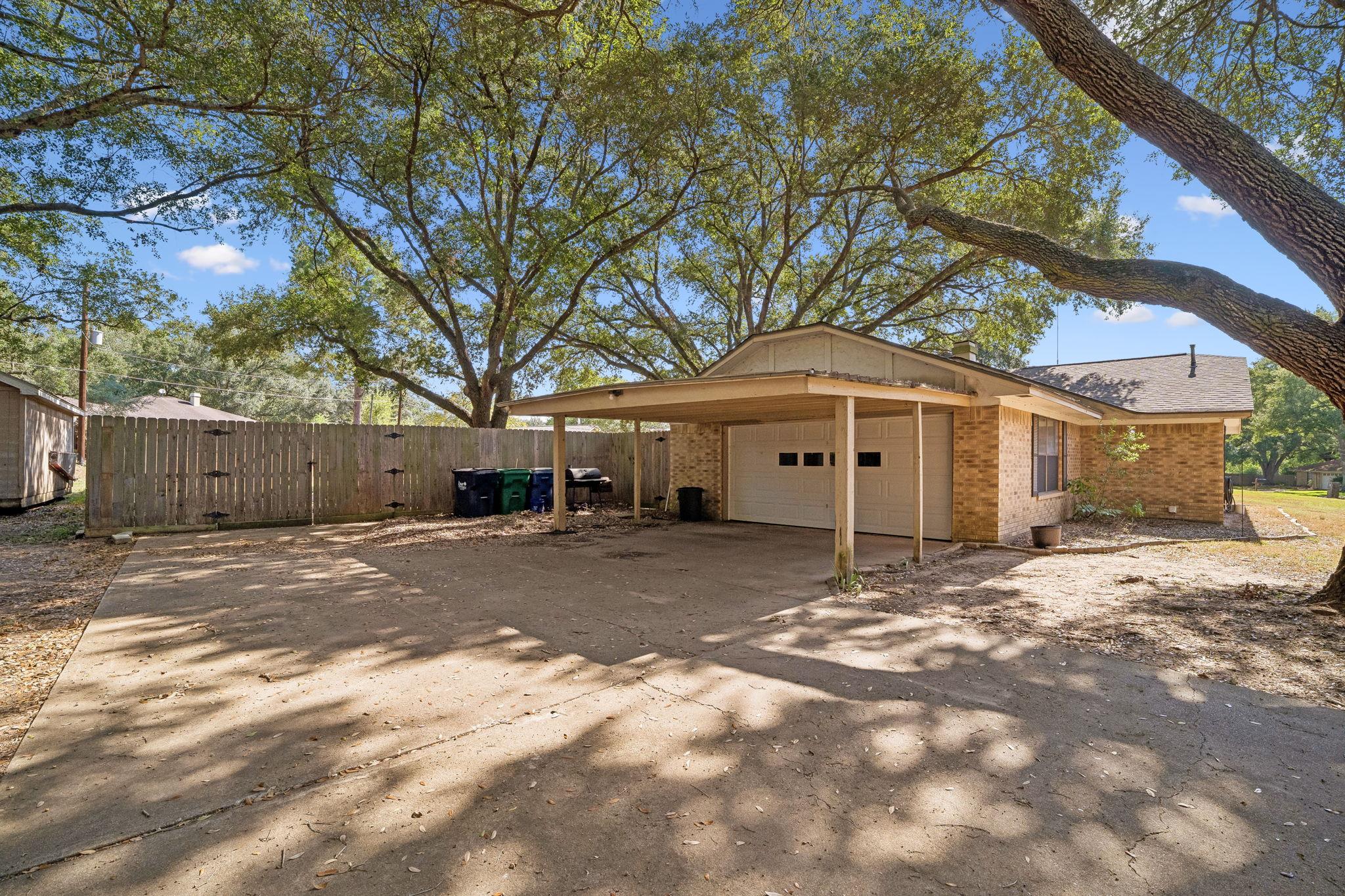 2nd image of 1203 Hollis Dr, Brenham, TX 77833 | MLS# 2331854