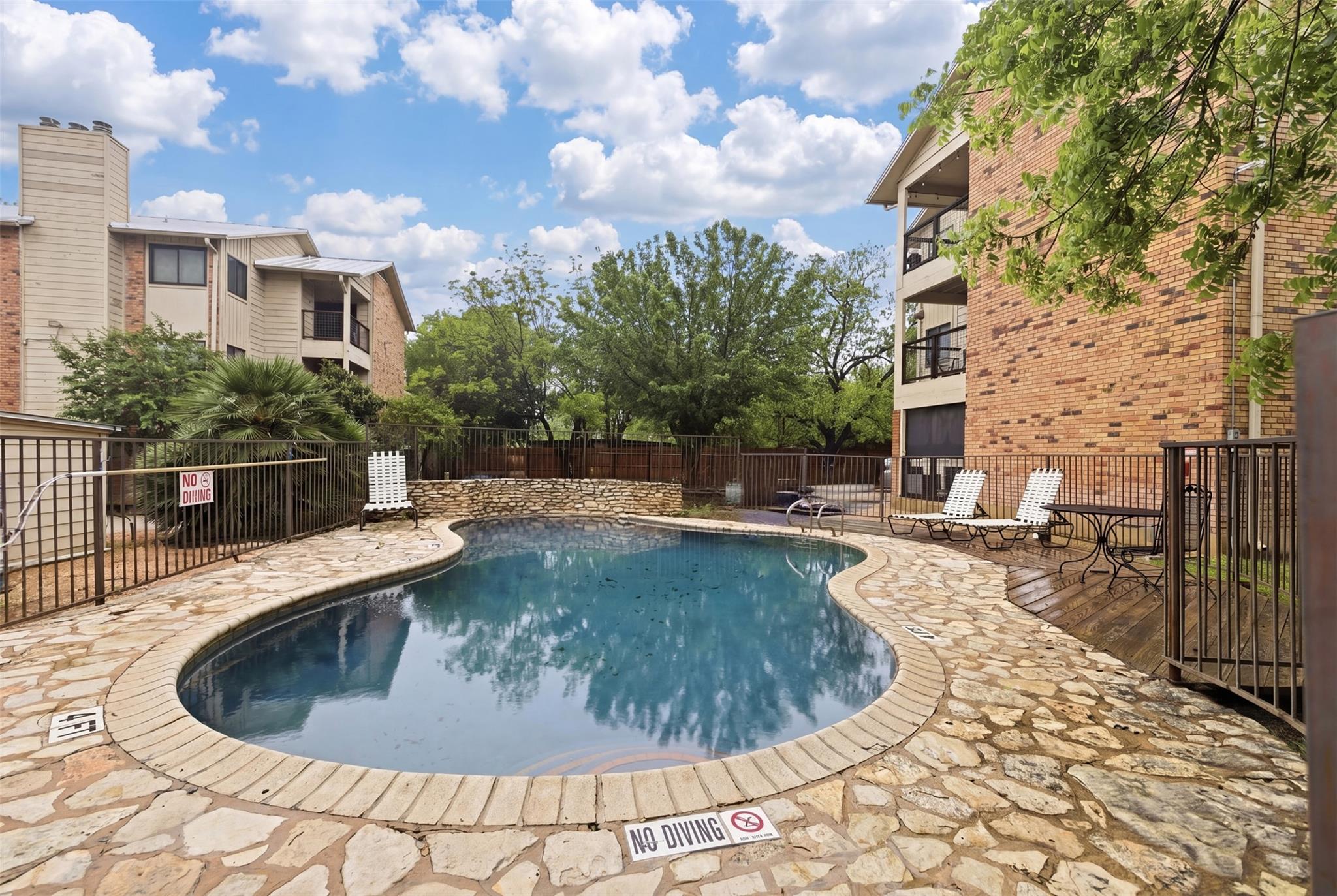 2nd image of 421 W San Antonio St, San Marcos, TX 78666