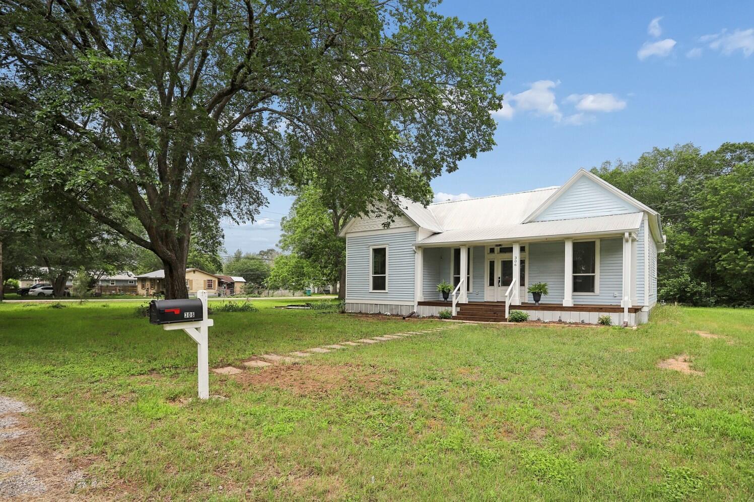 Homes for sale in Smithville, TX | 306 Rivers St, Smithville, TX 78957 | MLS# 1503512