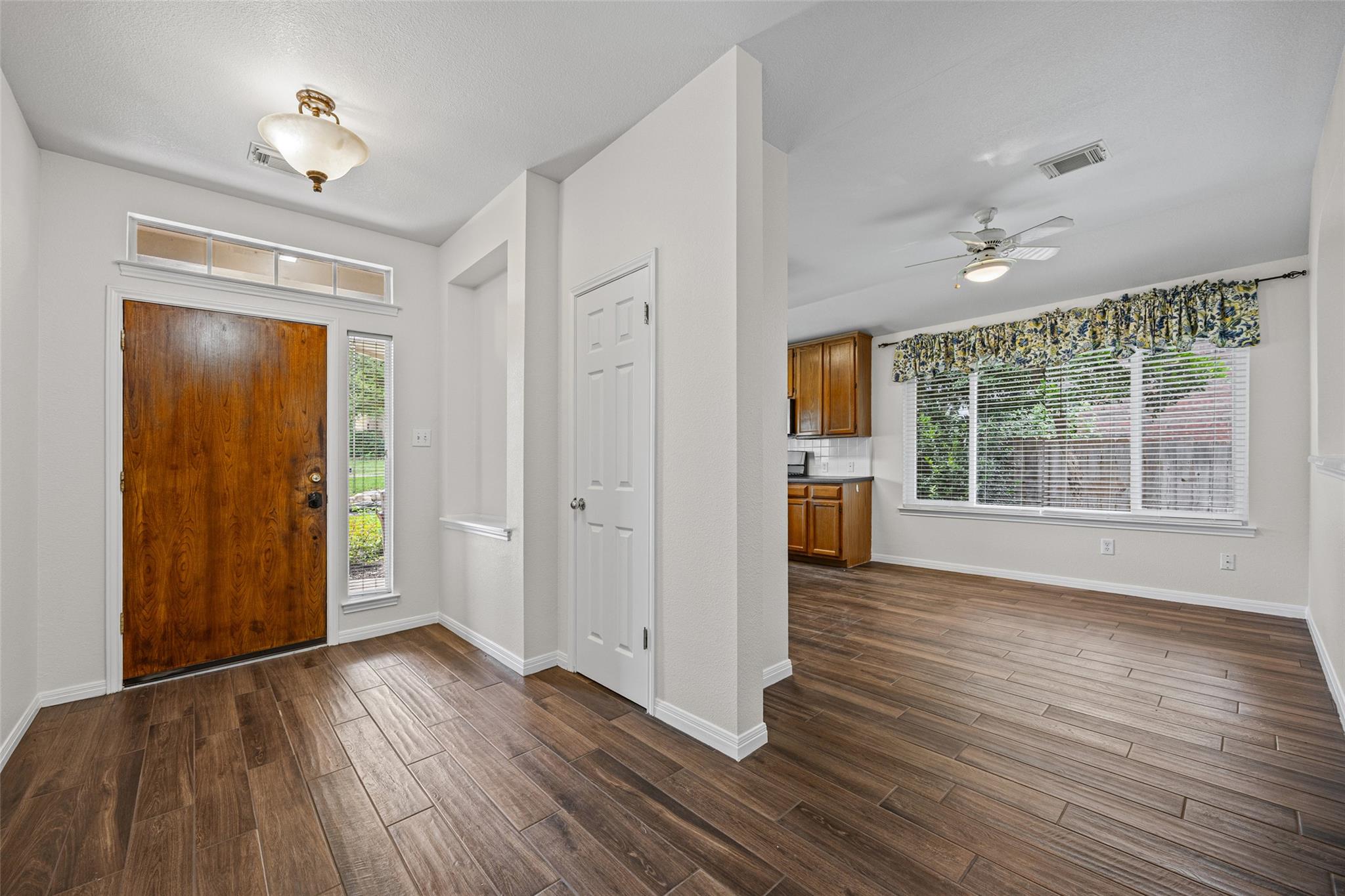 2nd image of 1824 Red Rock Dr, Round Rock, TX 78665 | MLS# 8855237