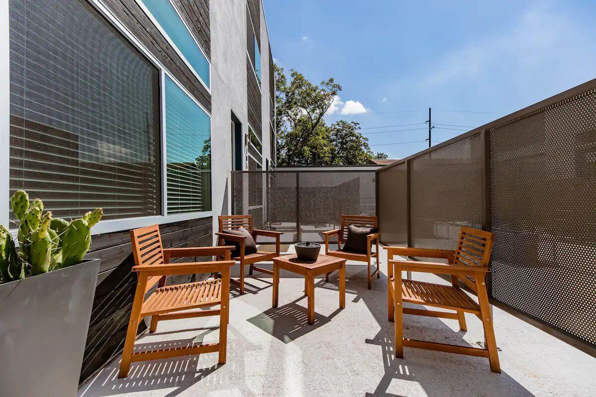 2nd image of 1701 E Martin Luther King Jr Blvd #204, Austin, TX 78702 | MLS# 4017983