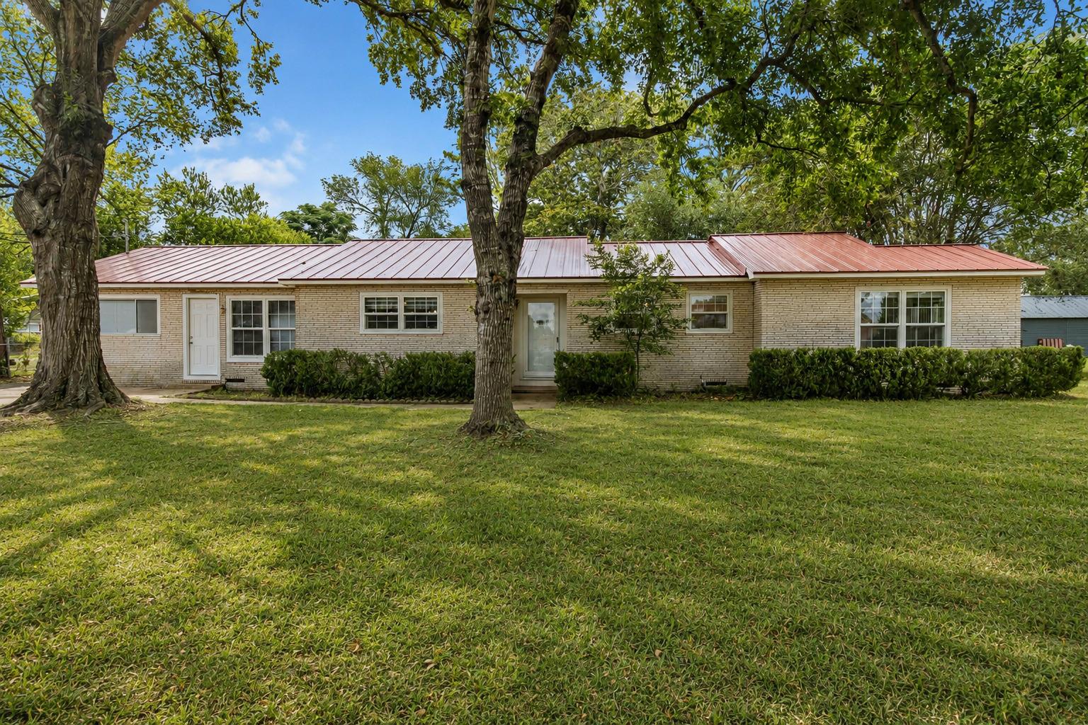 Homes for sale in Smithville, TX | 709 Ne Tiger Ln, Smithville, TX 78957 | MLS# 8296470