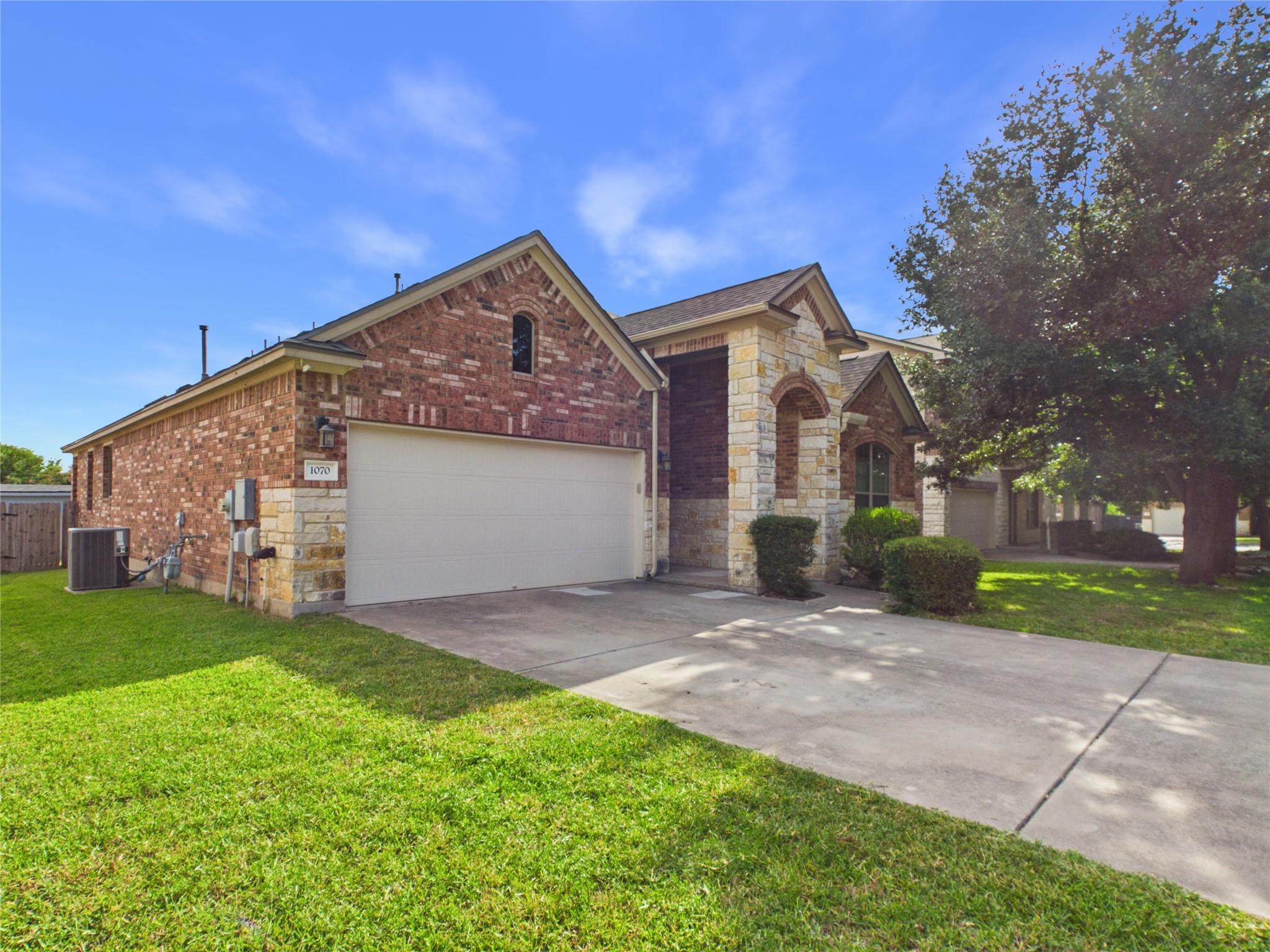 2nd image of 1070 Sussex Wy, Round Rock, TX 78665 | MLS# 9838550