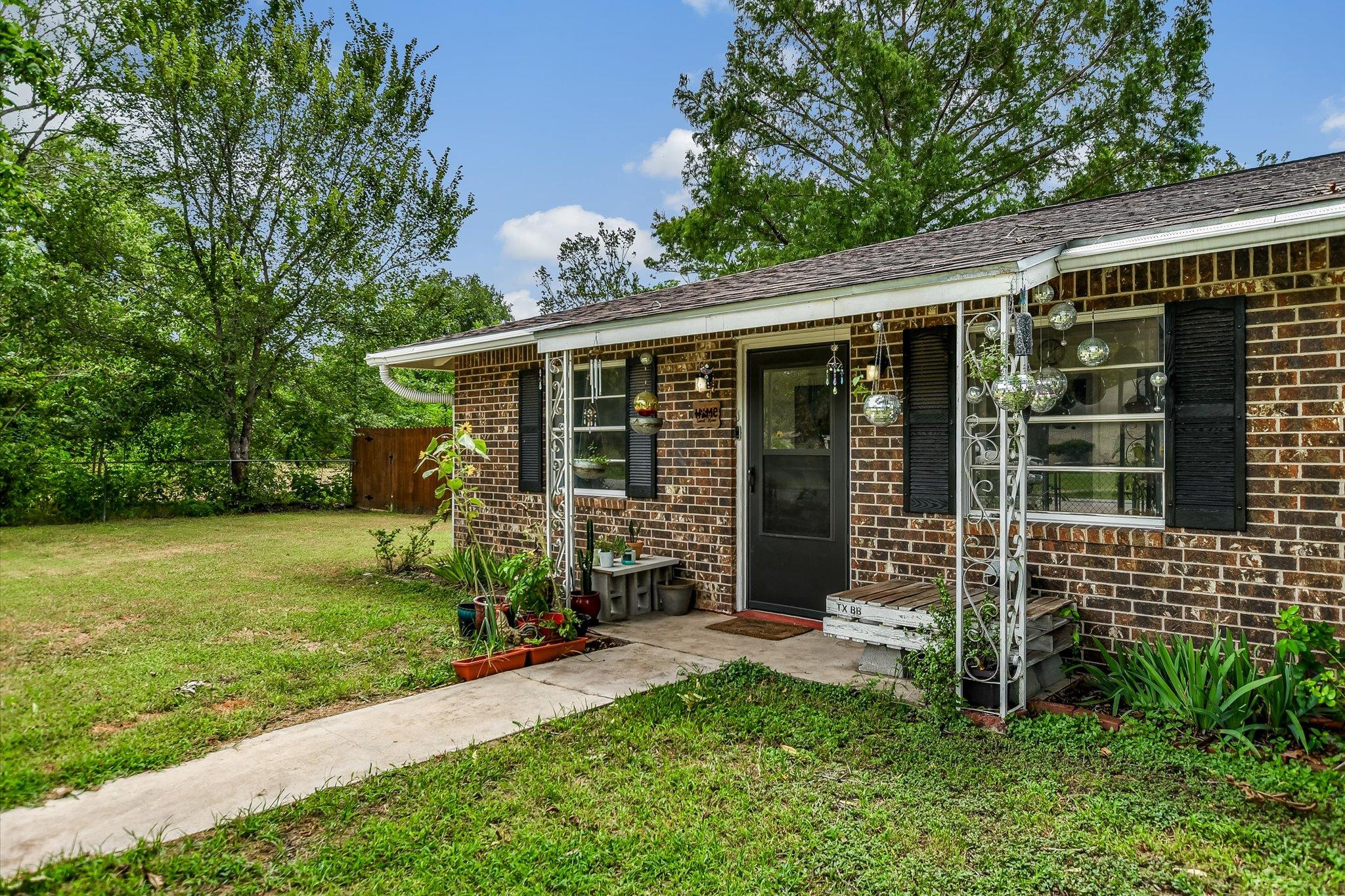 3rd image of 407 Hill St, Smithville, TX 78957 | MLS# 9836504