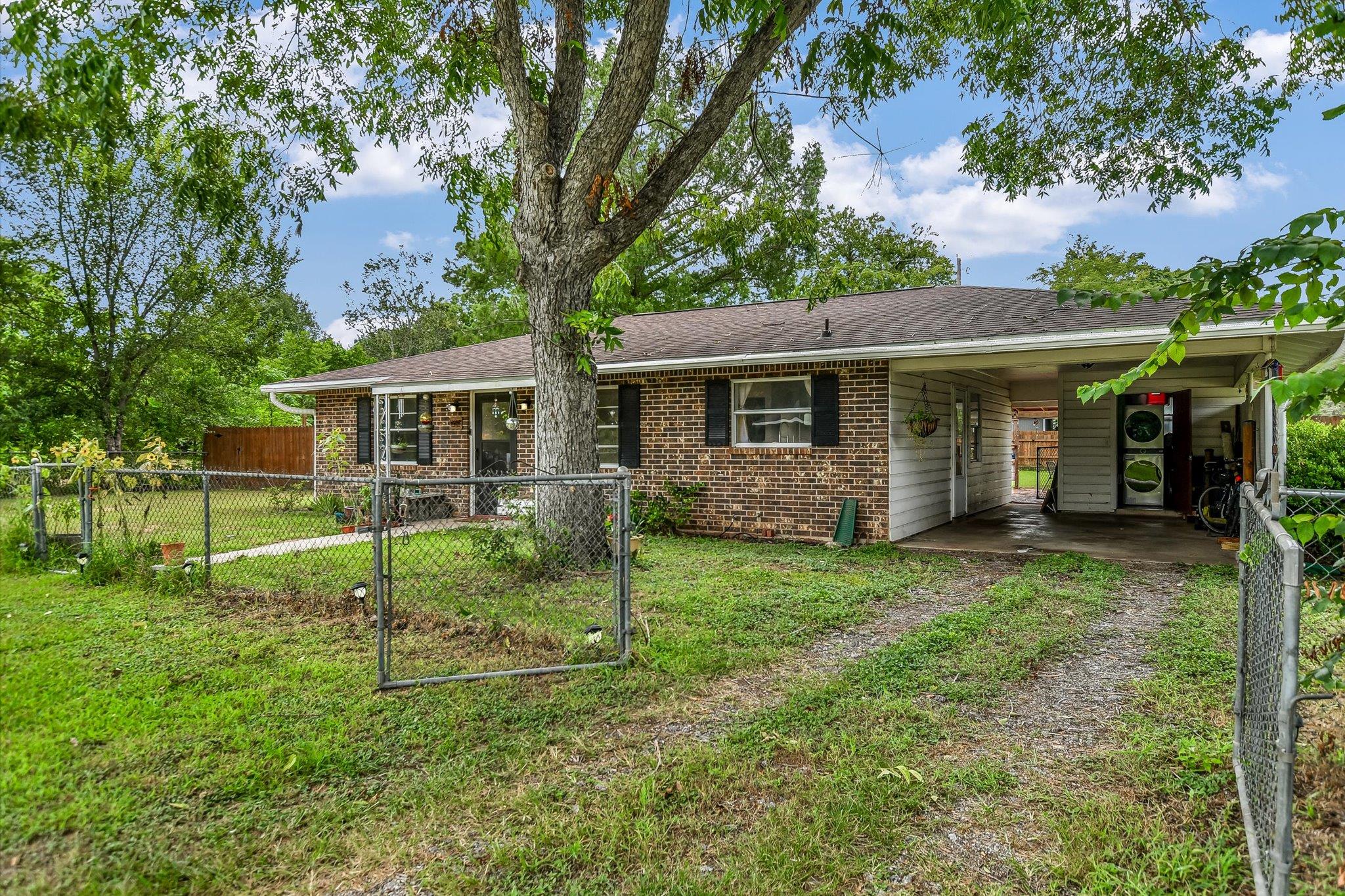 1st image of 407 Hill St, Smithville, TX 78957 | MLS# 9836504