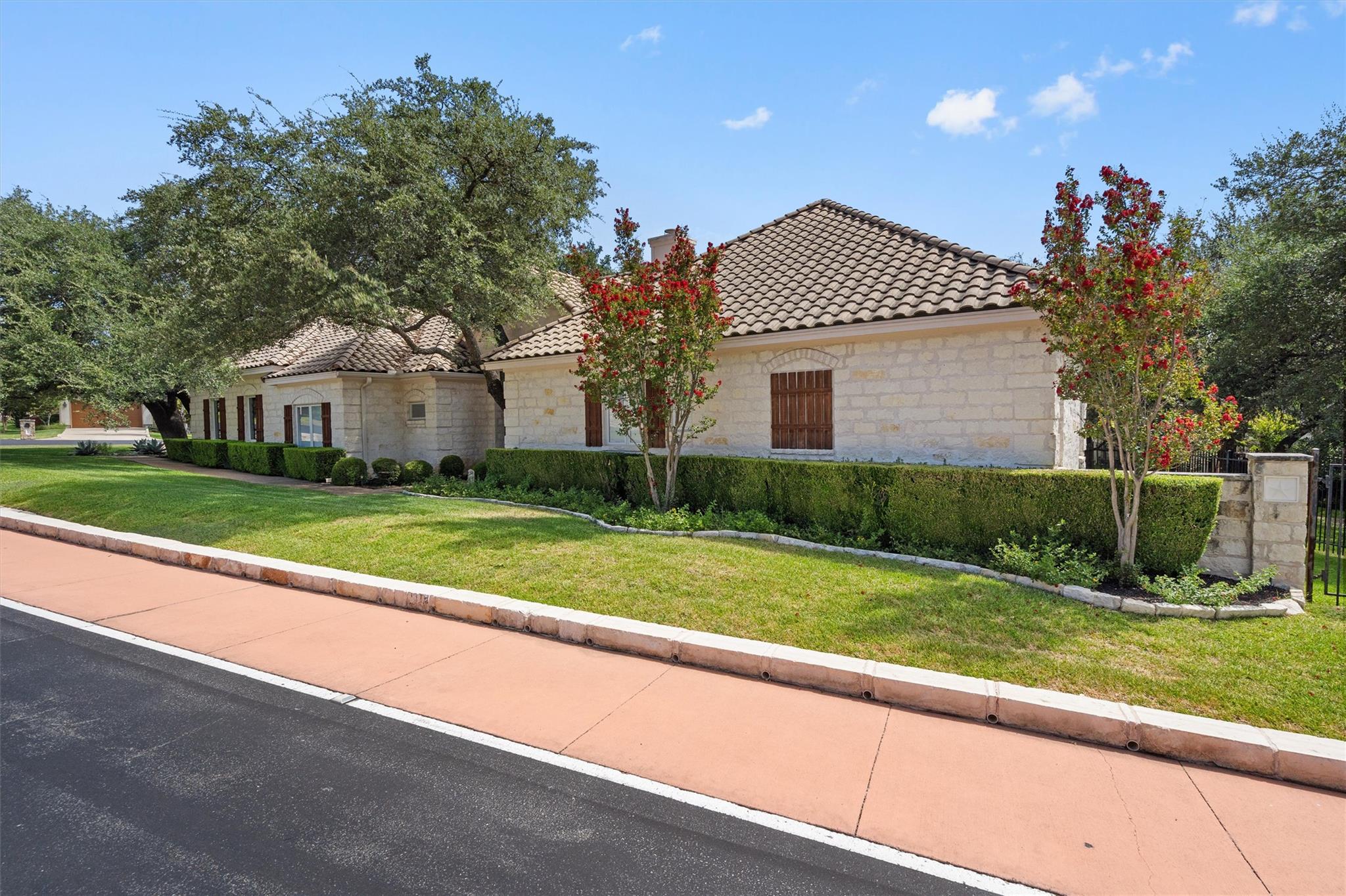 5th image of 2 Jasperwood Ct, Austin, TX 78738 | MLS# 9627309