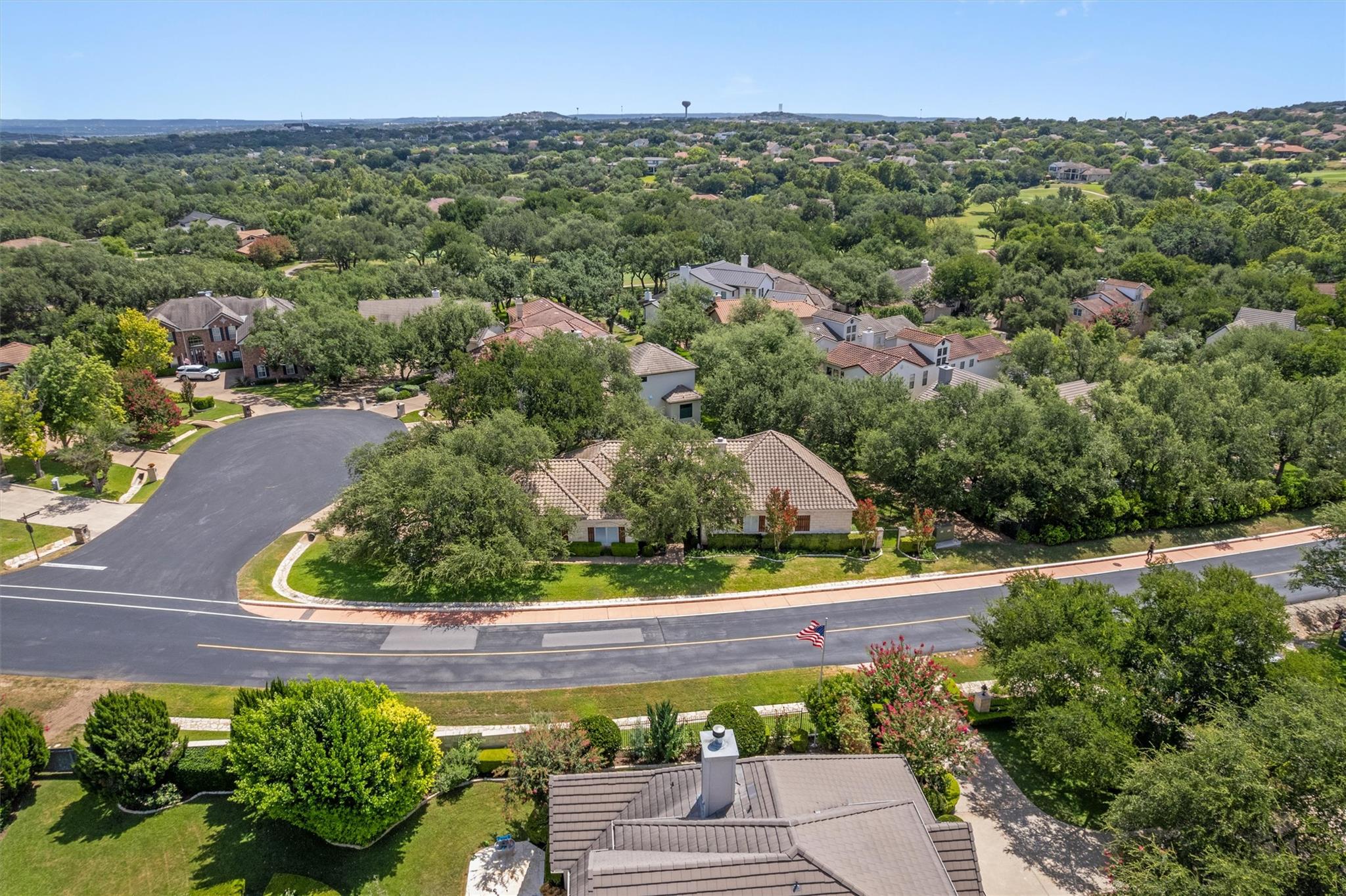 3rd image of 2 Jasperwood Ct, Austin, TX 78738 | MLS# 9627309