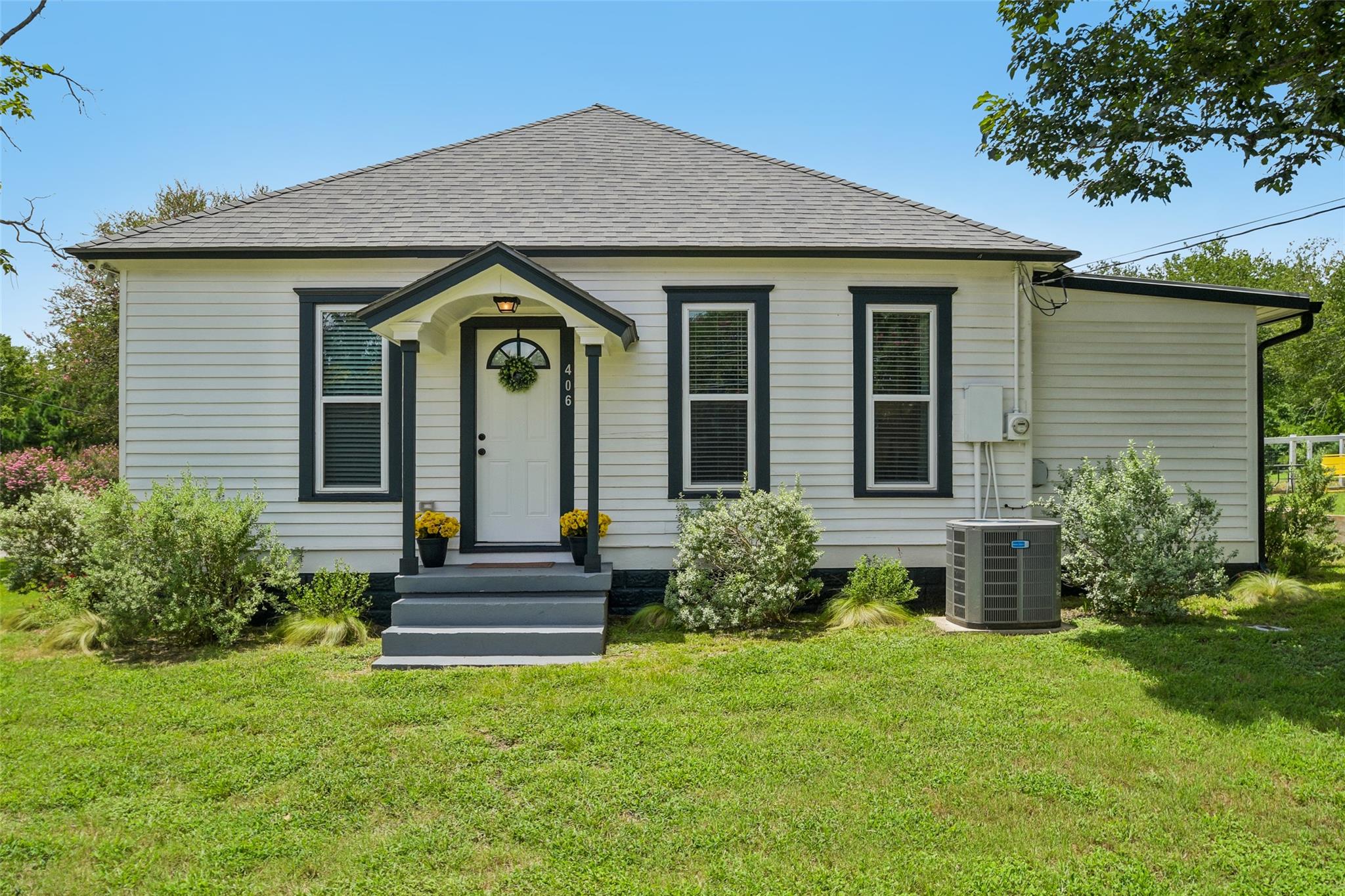 1st image of 406 Live Oak St, Smithville, TX 78957 | MLS# 3597485