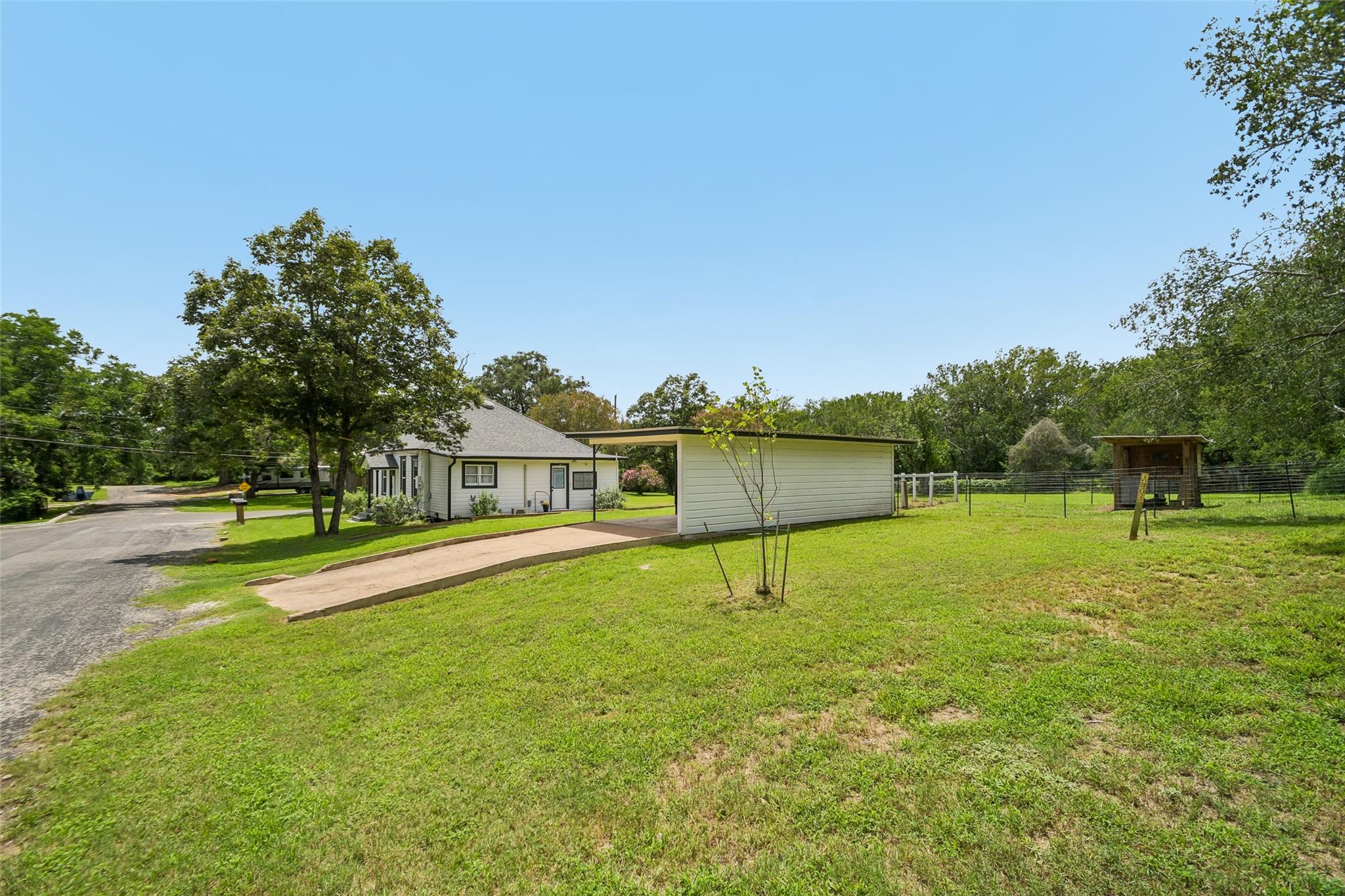 4th image of 406 Live Oak St, Smithville, TX 78957 | MLS# 3597485