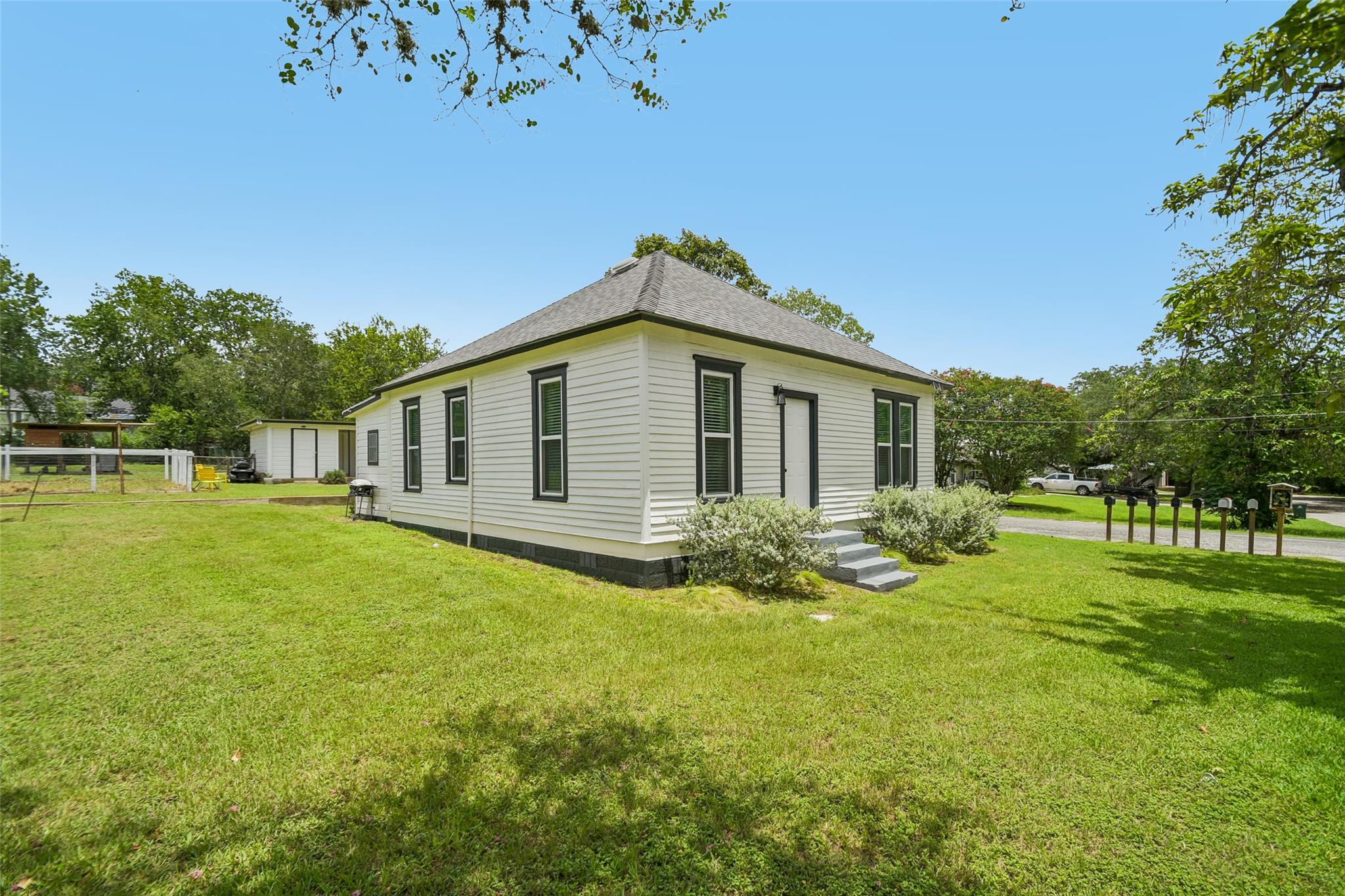 3rd image of 406 Live Oak St, Smithville, TX 78957 | MLS# 3597485