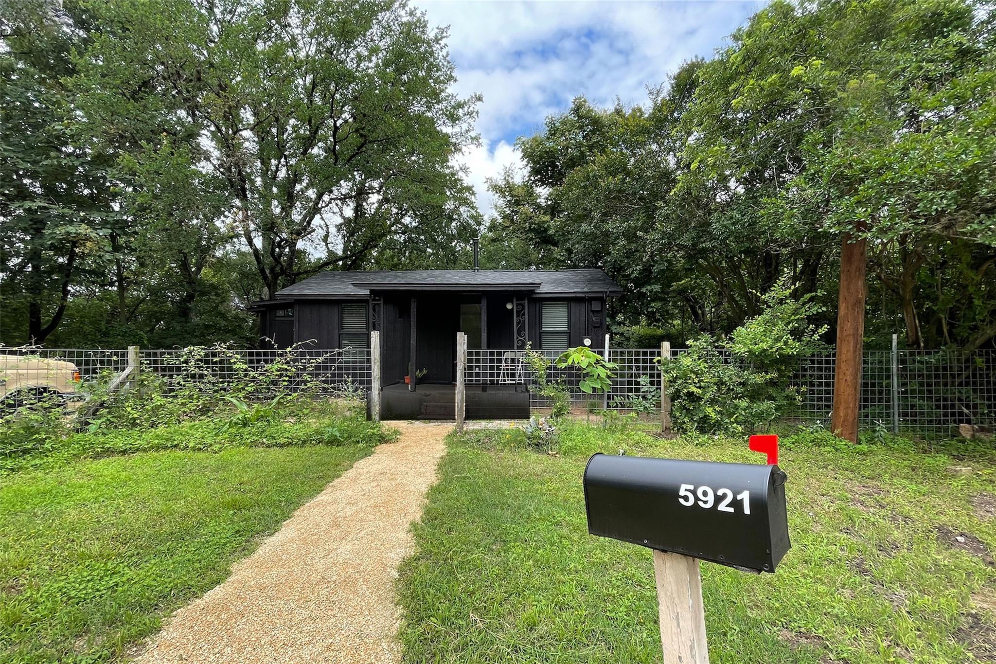 1st image of 5921 Ponca St, Austin, TX 78741 | MLS# 9745405