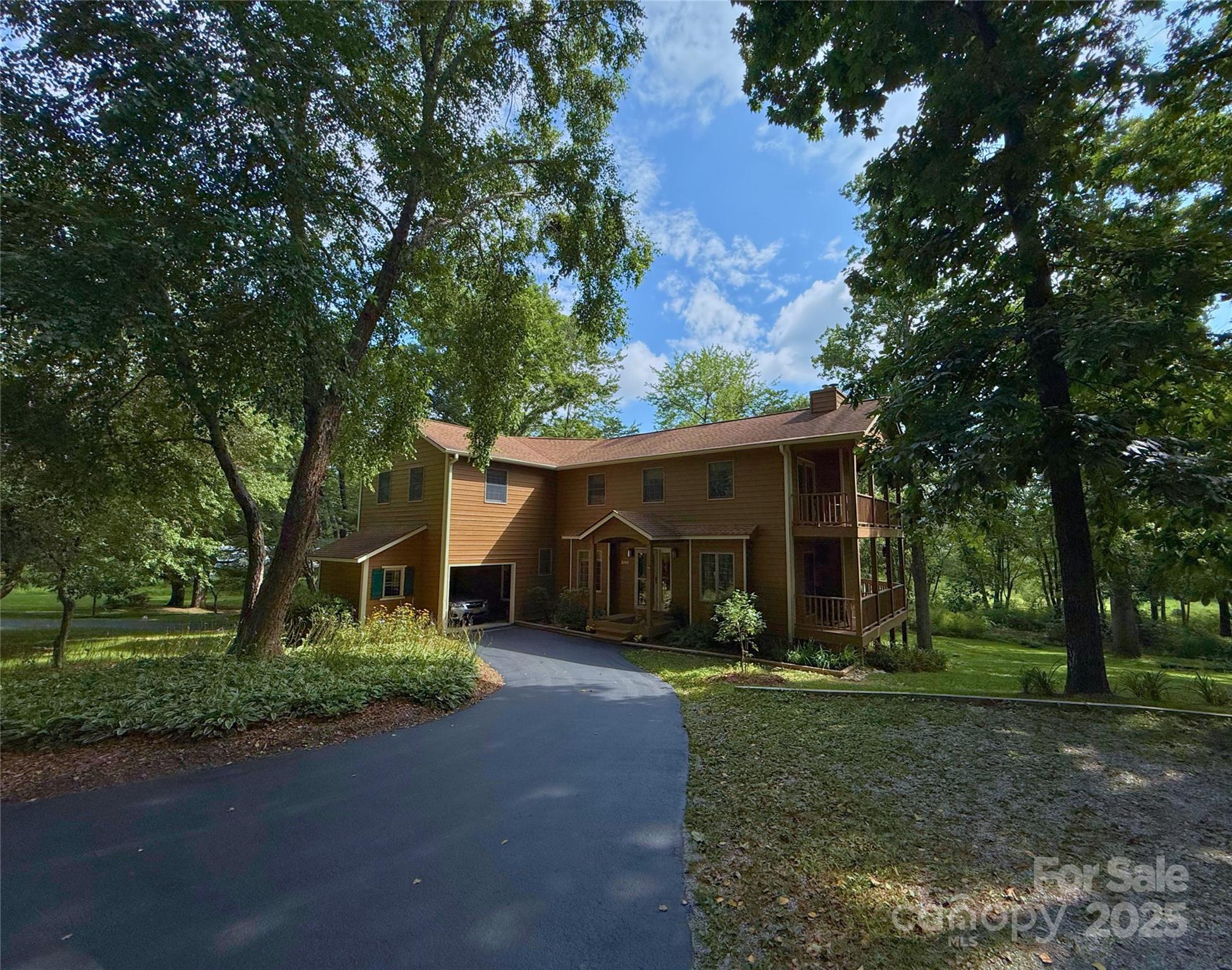 Homes for sale in Hendersonville, NC | 200 Newman Dr, Hendersonville, NC 28792 | MLS# 4256378