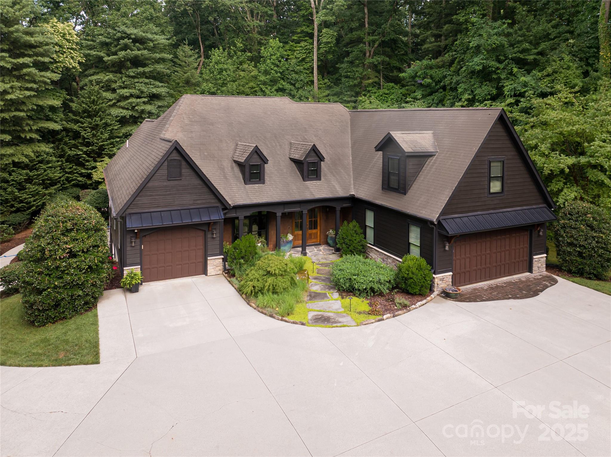 Homes for sale in Hendersonville, NC | 300 White Pine Dr, Hendersonville, NC 28739 | MLS# 4276487
