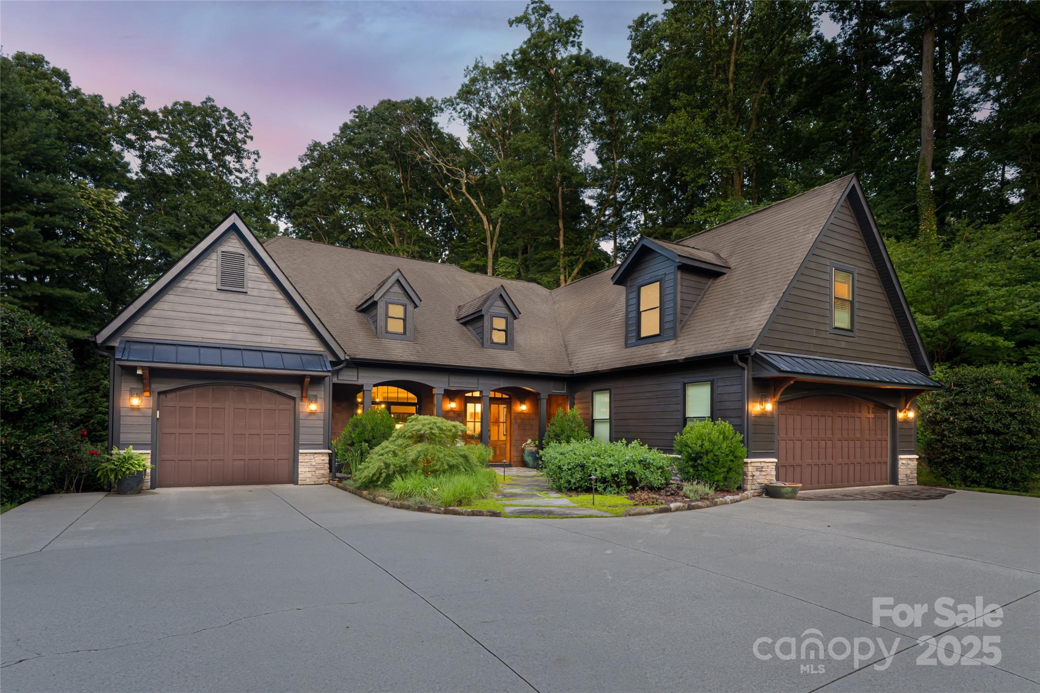 Homes for sale in Hendersonville, NC | 300 White Pine Dr, Hendersonville, NC 28739 | MLS# 4276487