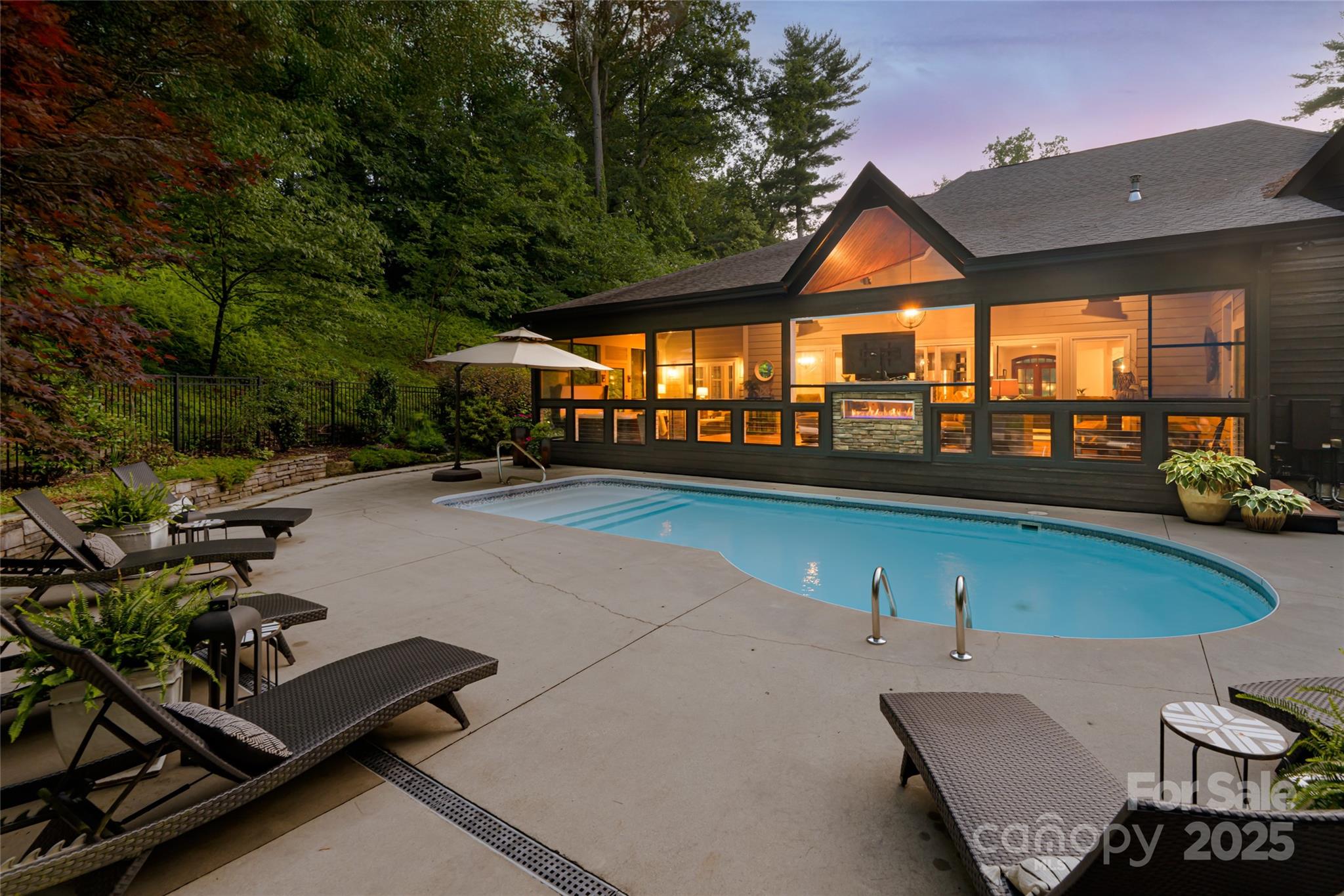 Homes for sale in Hendersonville, NC | 300 White Pine Dr, Hendersonville, NC 28739 | MLS# 4276487