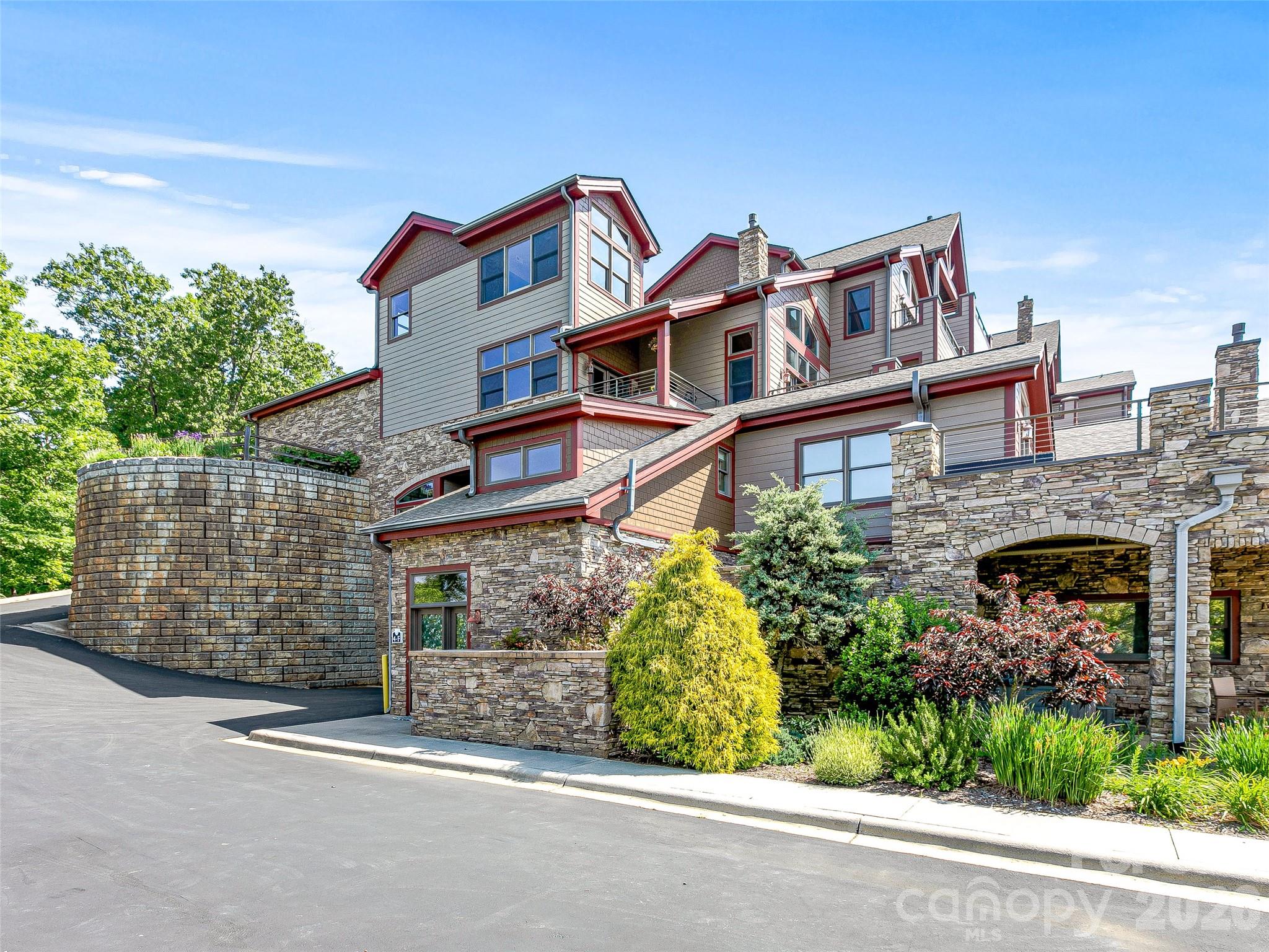 4th image of 4 Chimney Crest Dr, Asheville, NC 28806