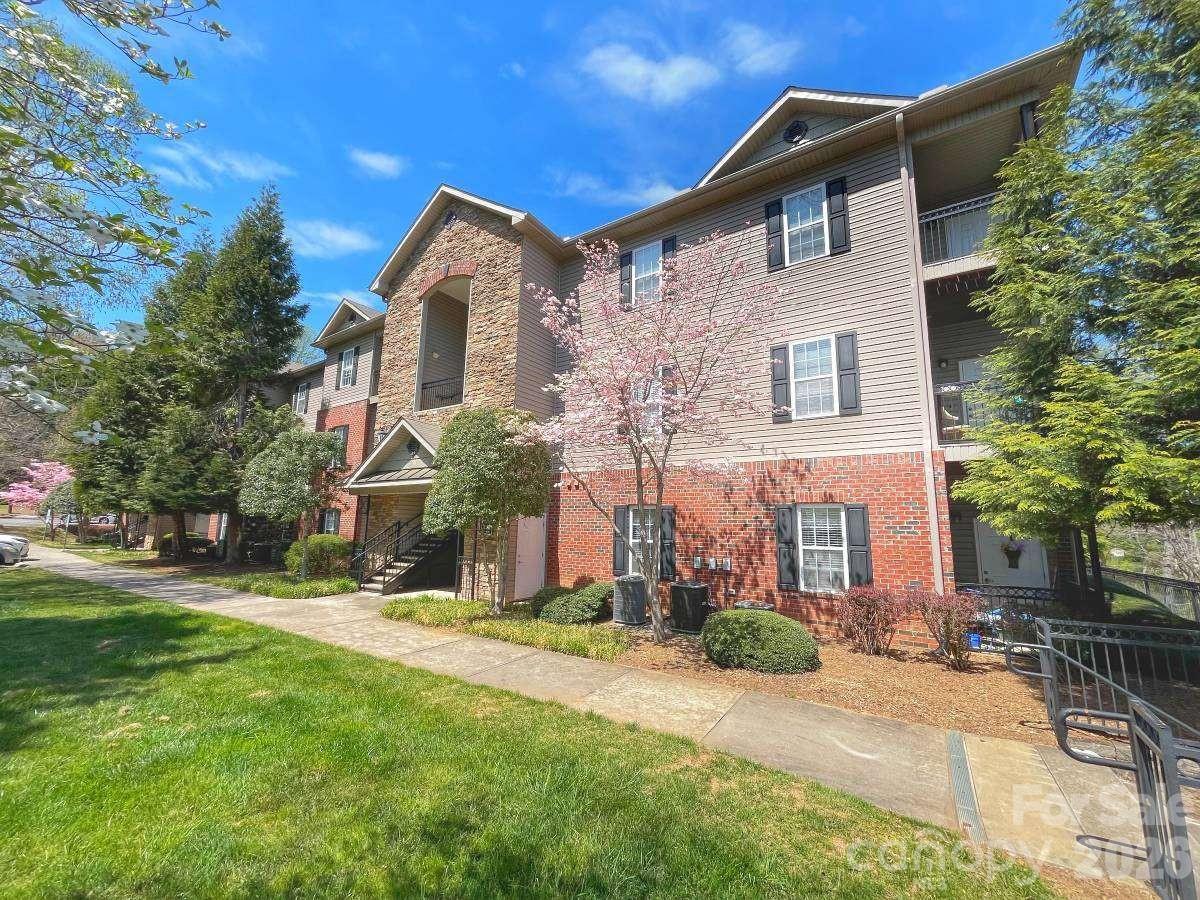 Homes for sale in Asheville, NC | 415 Appeldoorn Cir, Asheville, NC 28803 | MLS# 4375557