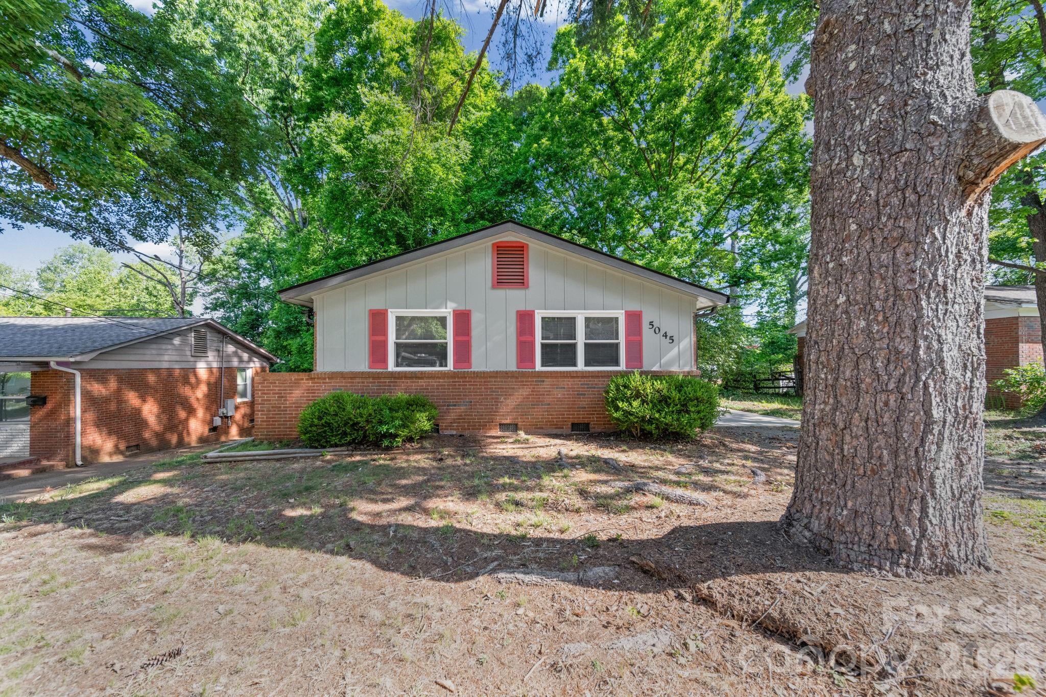 3rd image of 5045 Curtiswood Dr, Charlotte, NC 28213 | MLS# 4378276