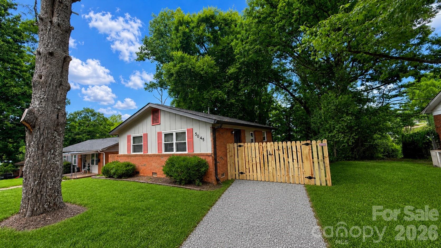 2nd image of 5045 Curtiswood Dr, Charlotte, NC 28213 | MLS# 4378276