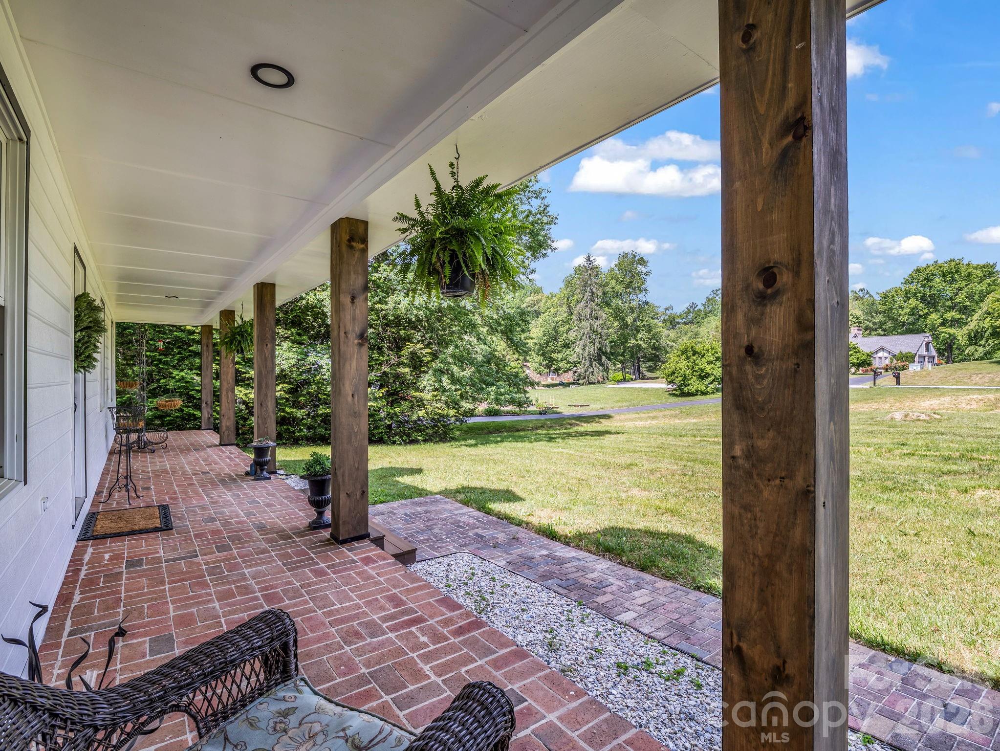 5th image of 213 Raintree Dr, Hendersonville, NC 28791 | MLS# 4379526