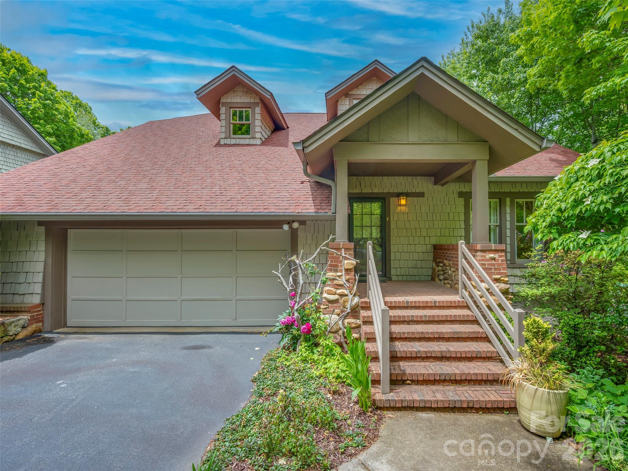 2nd image of 4 Lacoste Dr, Hendersonville, NC 28739 | MLS# 4381202