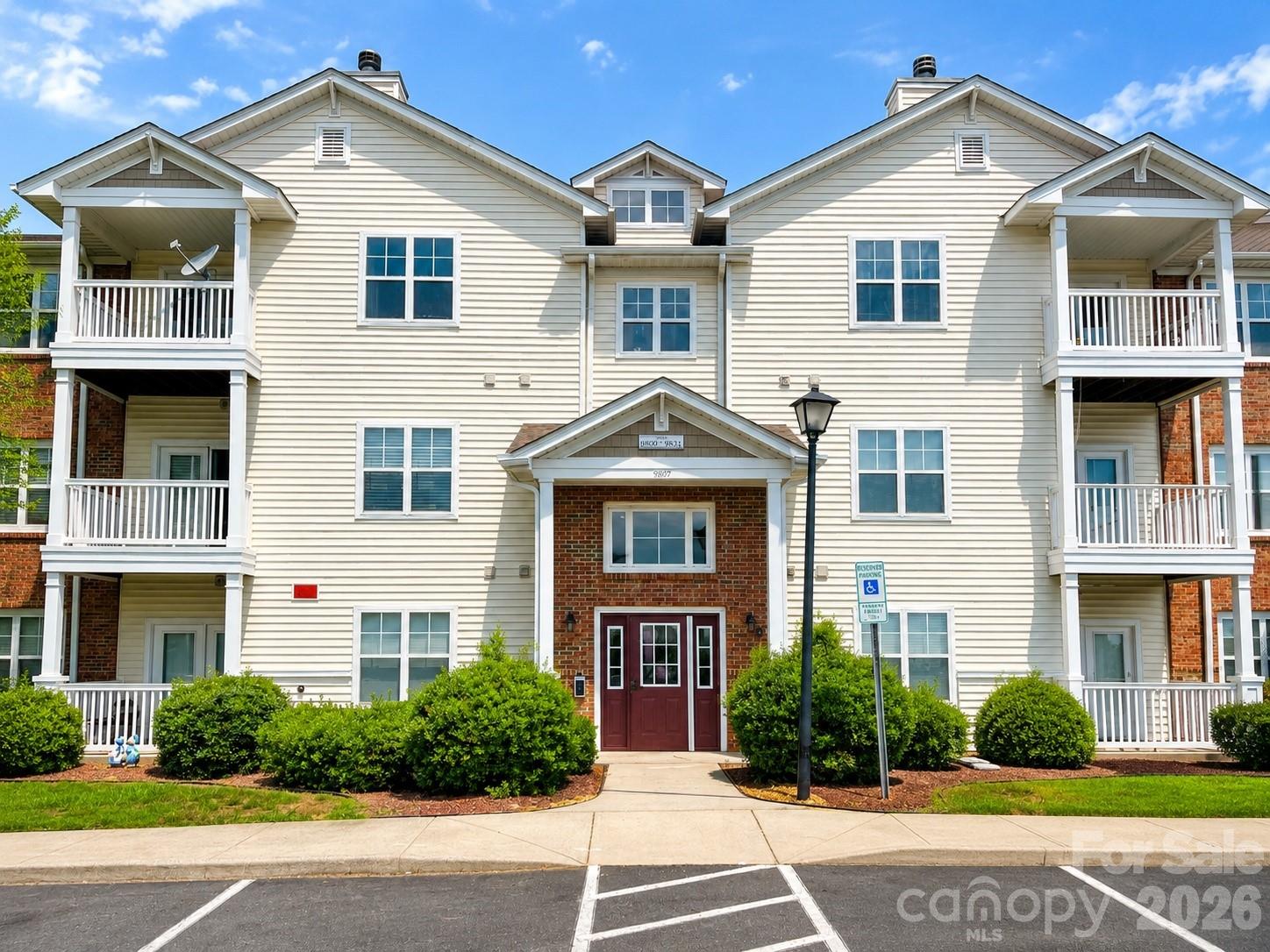 Homes for sale in Charlotte, NC | 9813 Hyde Glen Ct, Charlotte, NC 28262 | MLS# 4385875