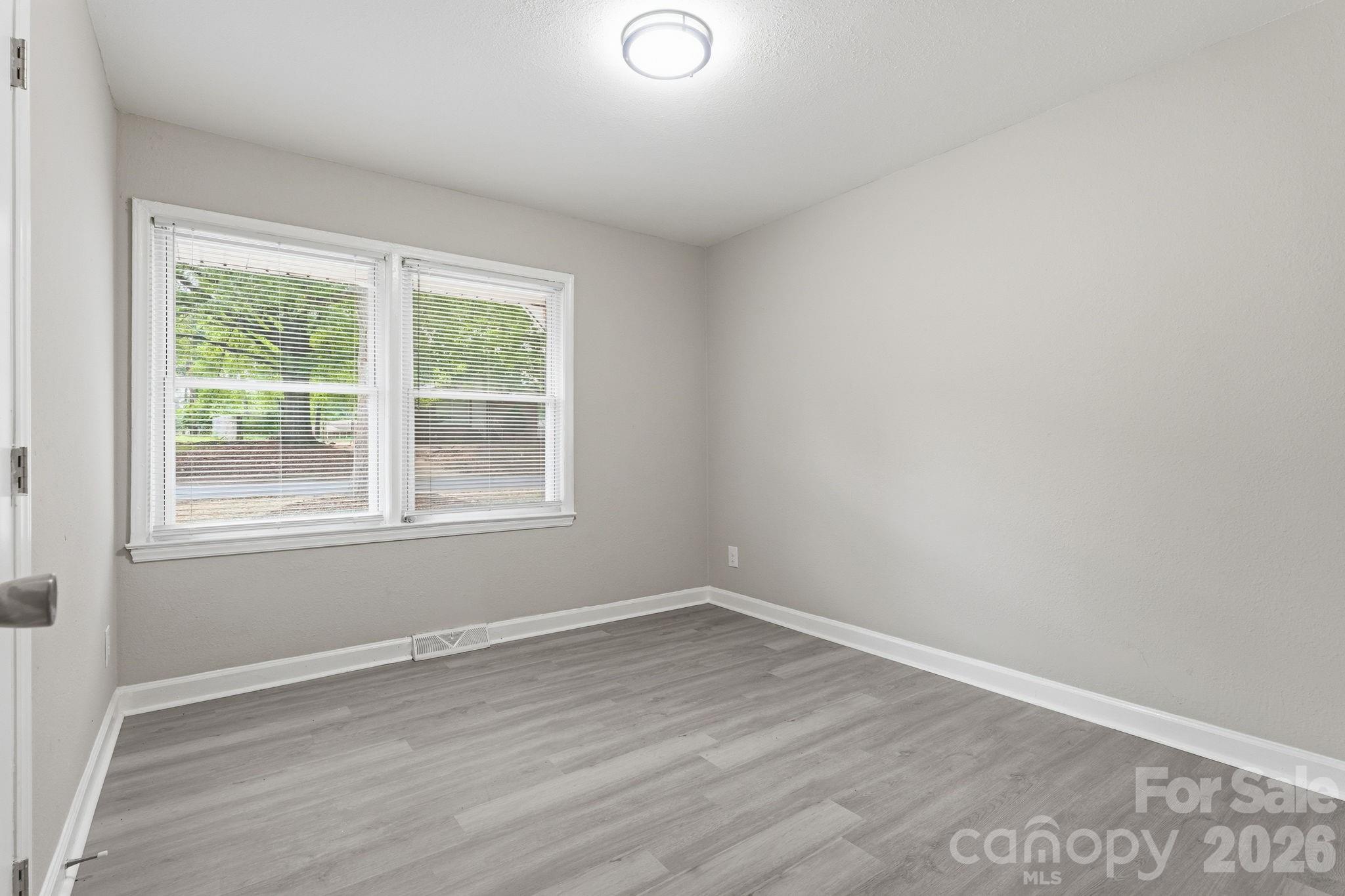 5th image of 810 Echo Glen Rd, Charlotte, NC 28213 | MLS# 4386453