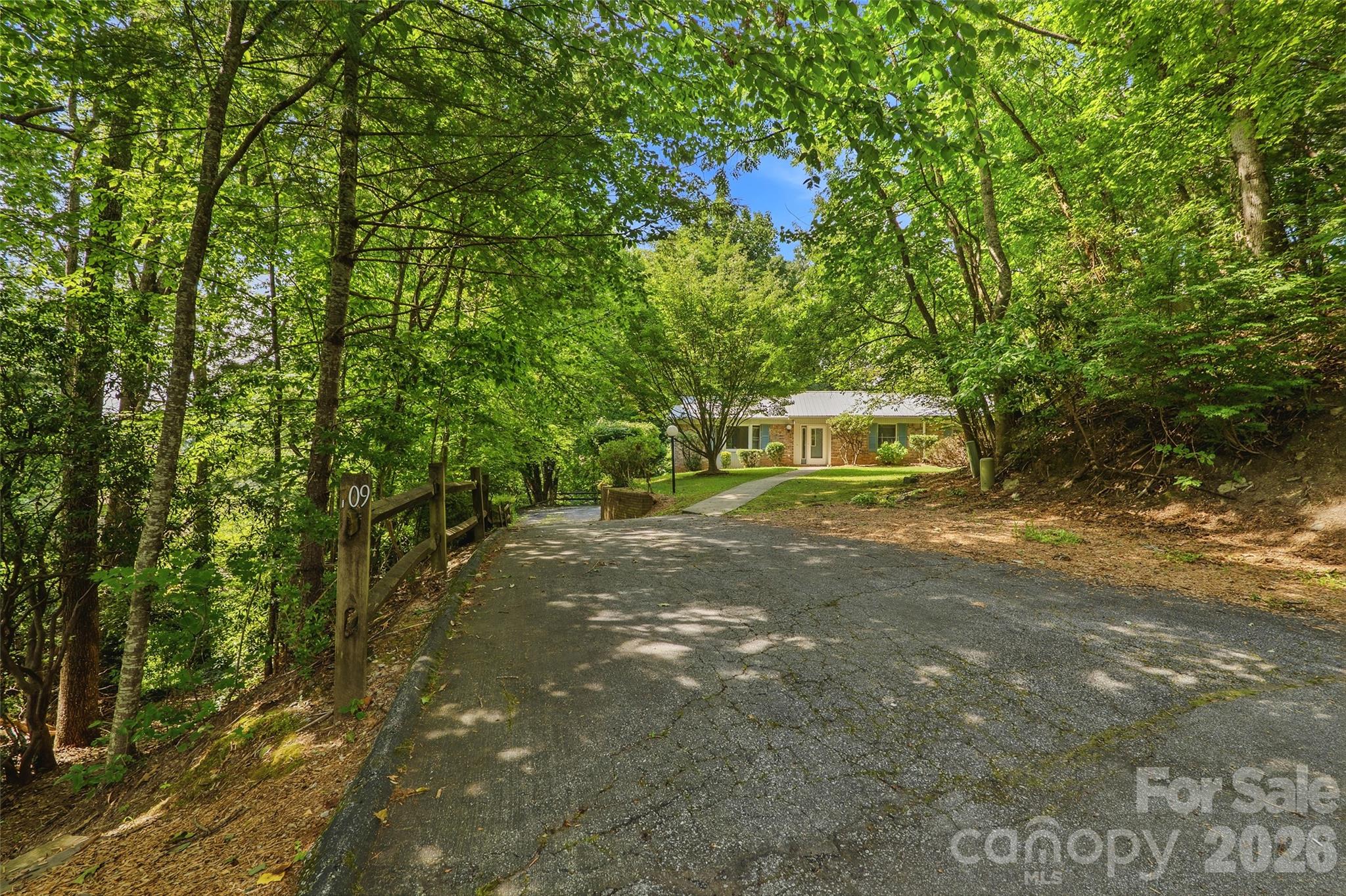 3rd image of 709 Forest Ridge Dr, Hendersonville, NC 28791 | MLS# 4388878