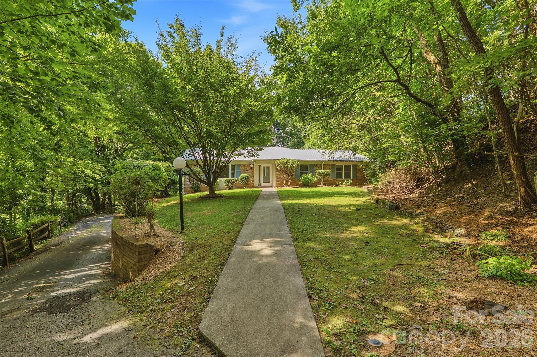 2nd image of 709 Forest Ridge Dr, Hendersonville, NC 28791 | MLS# 4388878