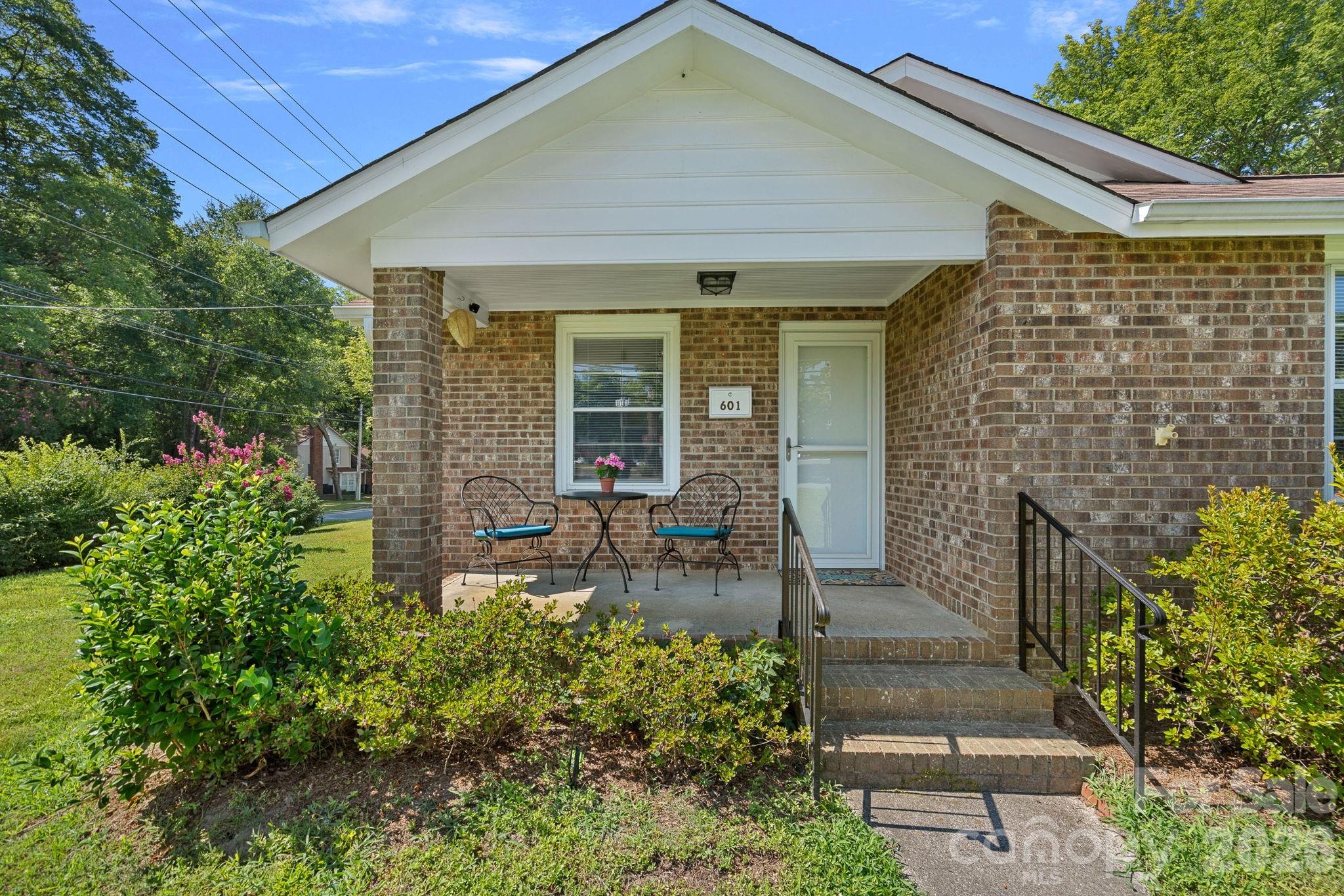 Homes for sale in Dallas, NC | 601 W Main St, Dallas, NC 28034 | MLS# 4400487