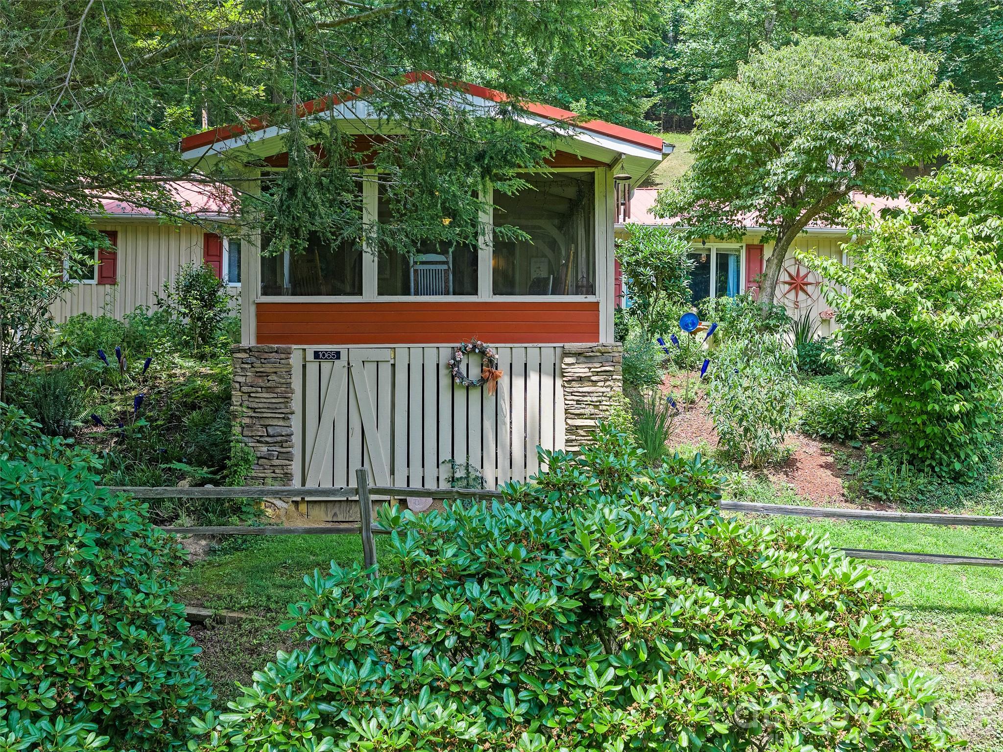 Homes for sale in Green Mountain, NC | 1065 Upper Pig Pen Rd, Green Mountain, NC 28740 | MLS# 4400545