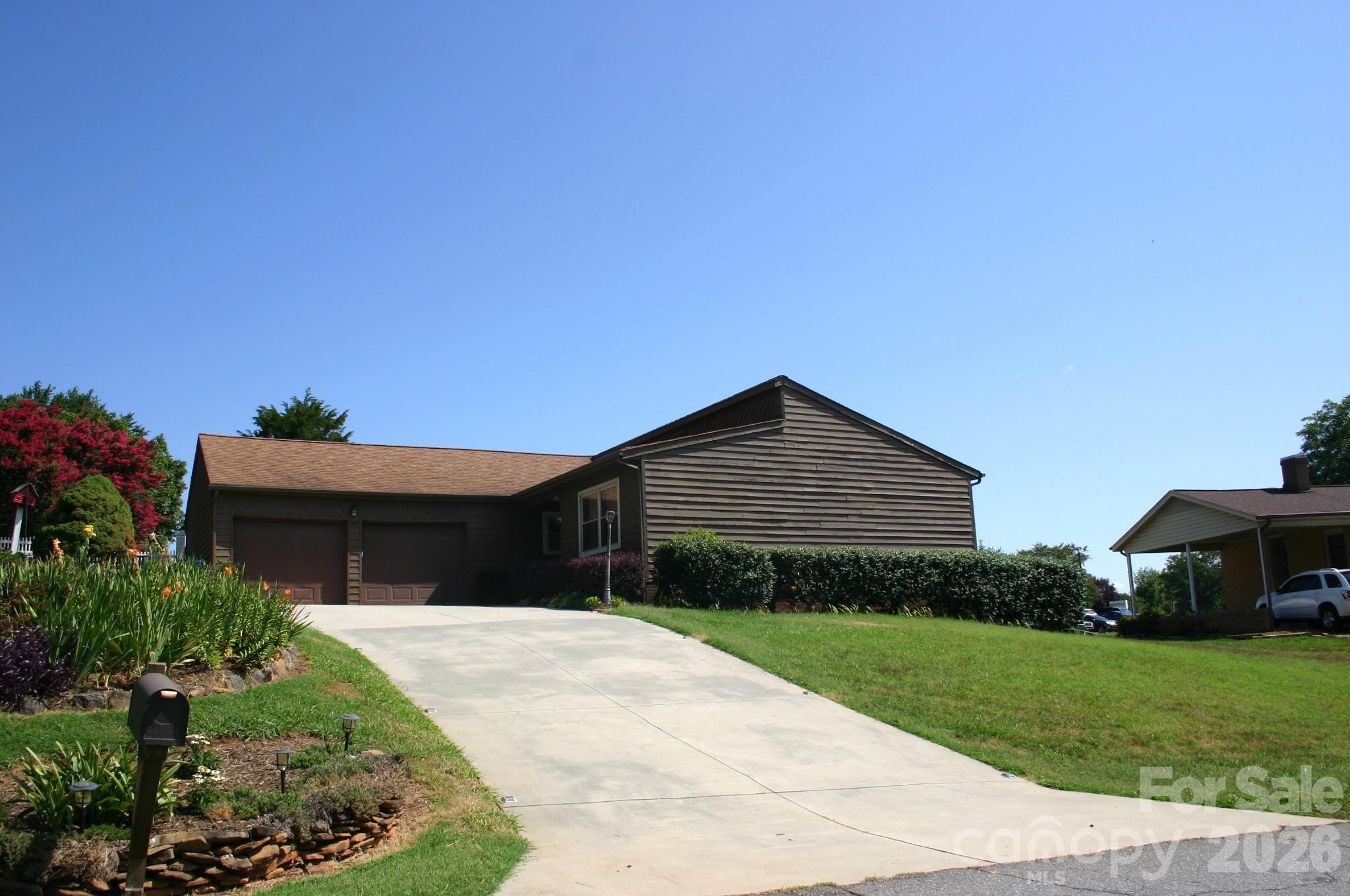 3rd image of 1647 Woodridge Cir, Hickory, NC 28602 | MLS# 4403829