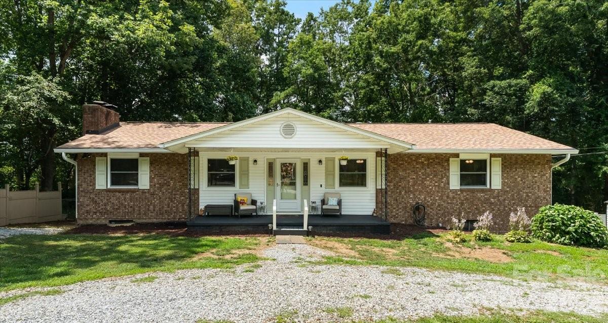 2nd image of 216 Dundeve Cir, Hendersonville, NC 28792 | MLS# 4403940