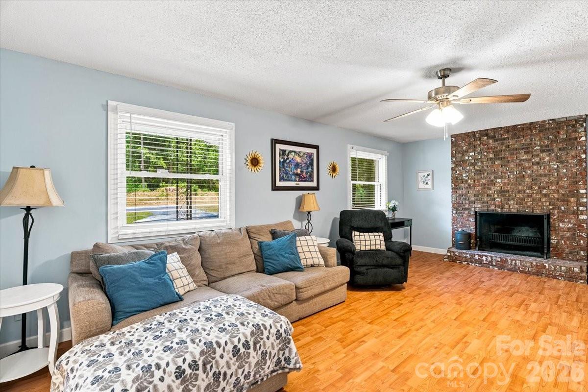 4th image of 216 Dundeve Cir, Hendersonville, NC 28792 | MLS# 4403940