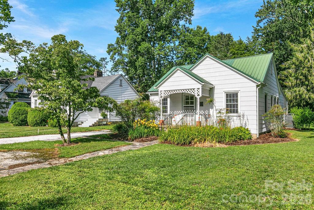 Homes for sale in Brevard, NC | 105 Parkview Dr, Brevard, NC 28712 | MLS# 4404177