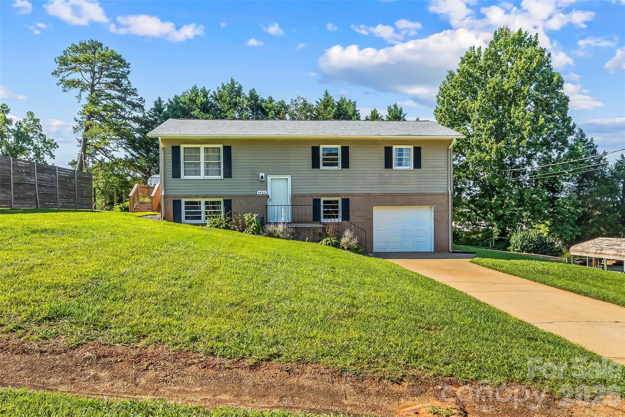 1st image of 4405 Landing Ct, Hickory, NC 28602 | MLS# 4409127