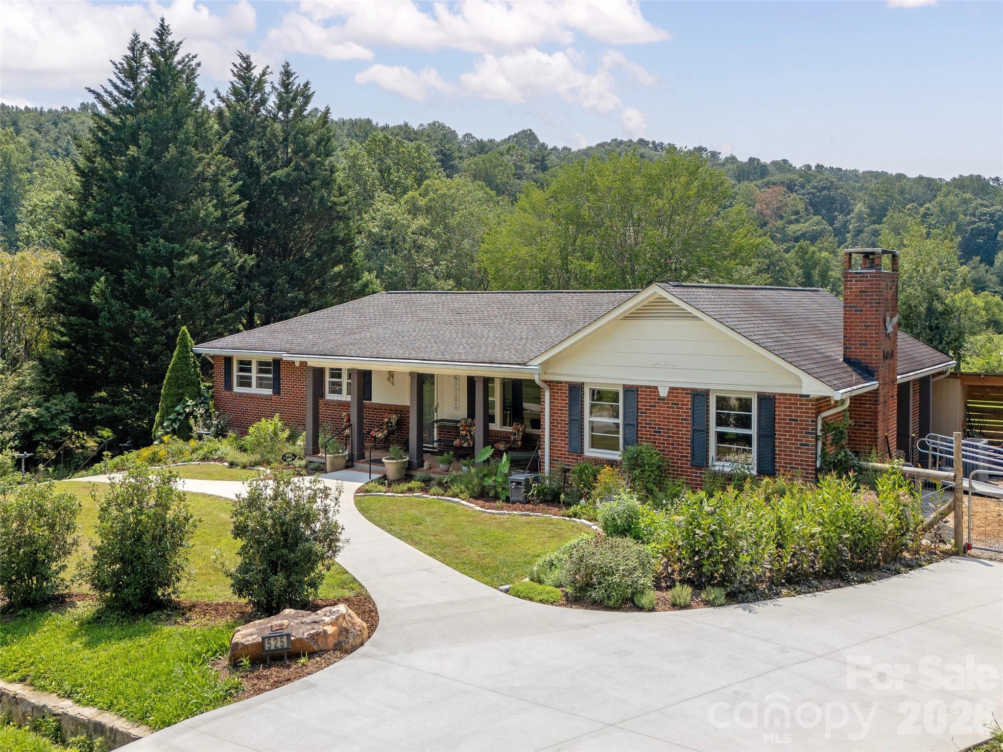 1st image of 525 Carson Dr, Hendersonville, NC 28791 | MLS# 4409464