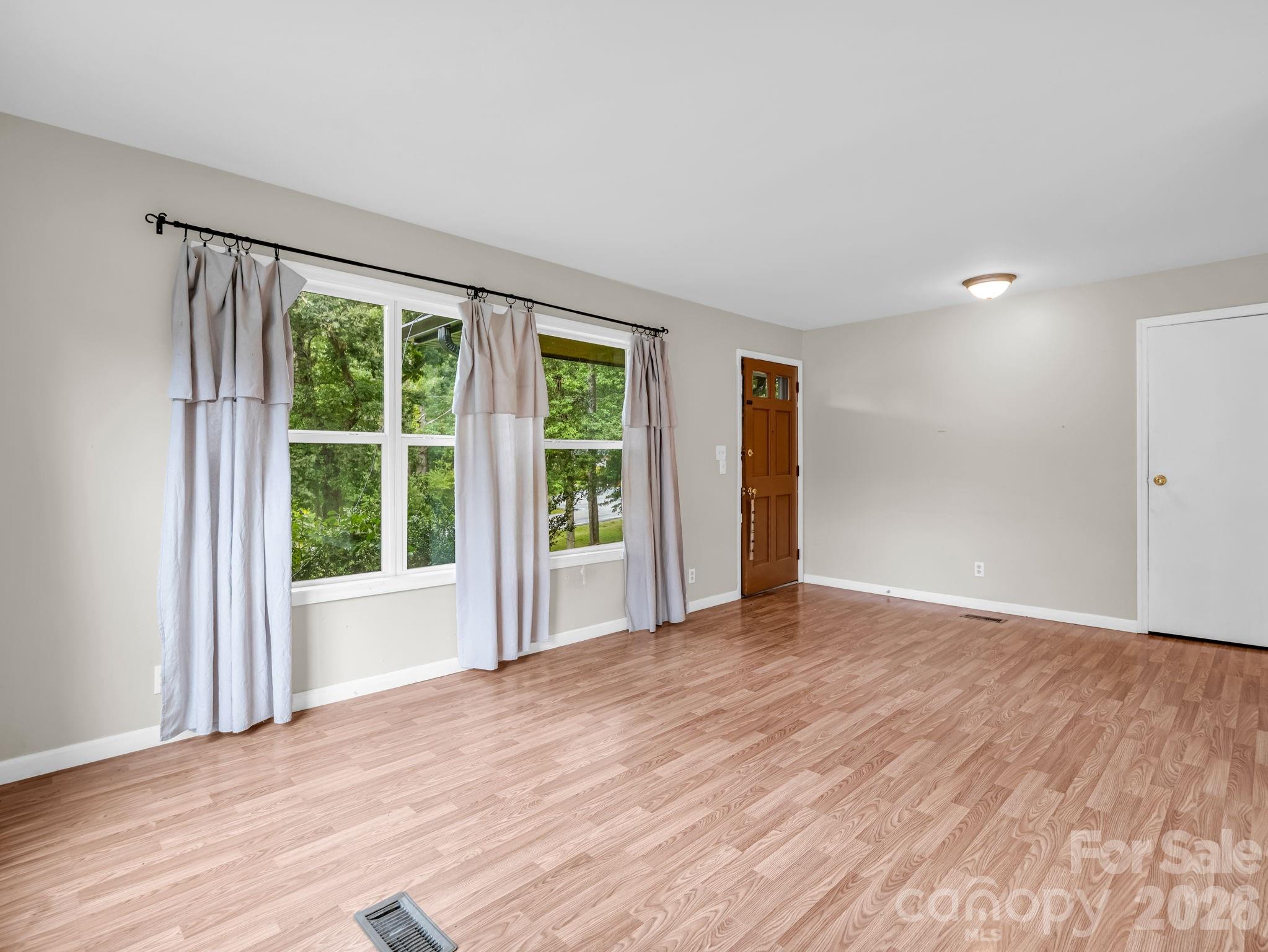 3rd image of 1 Lakewood Rd, Hendersonville, NC 28792 | MLS# 4411211