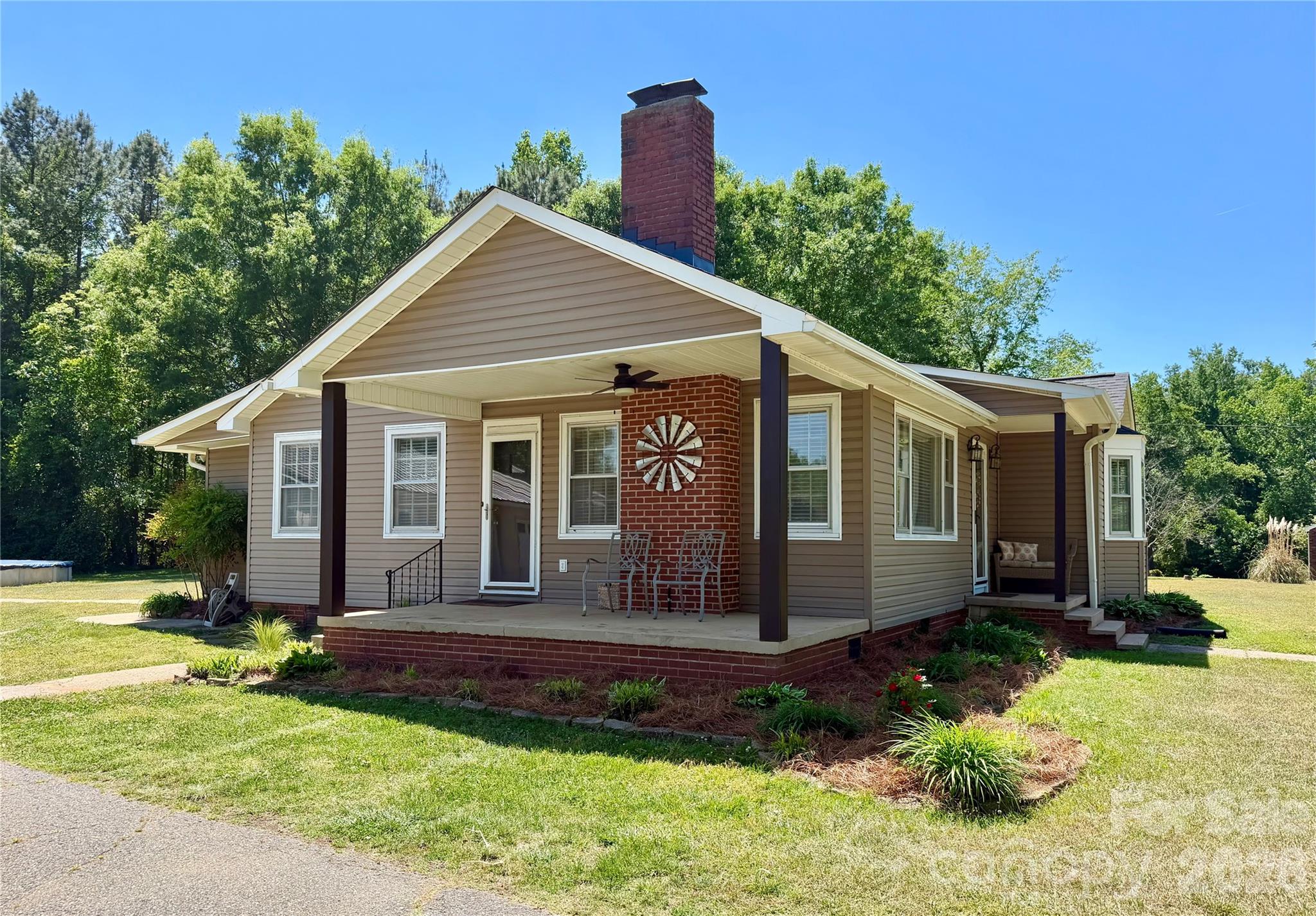 Photo 2 of Single family home for sale at 917 W Pine St, Blacksburg, SC 29702 | MLS# 4421178 | Listing updated on 2026-09-05