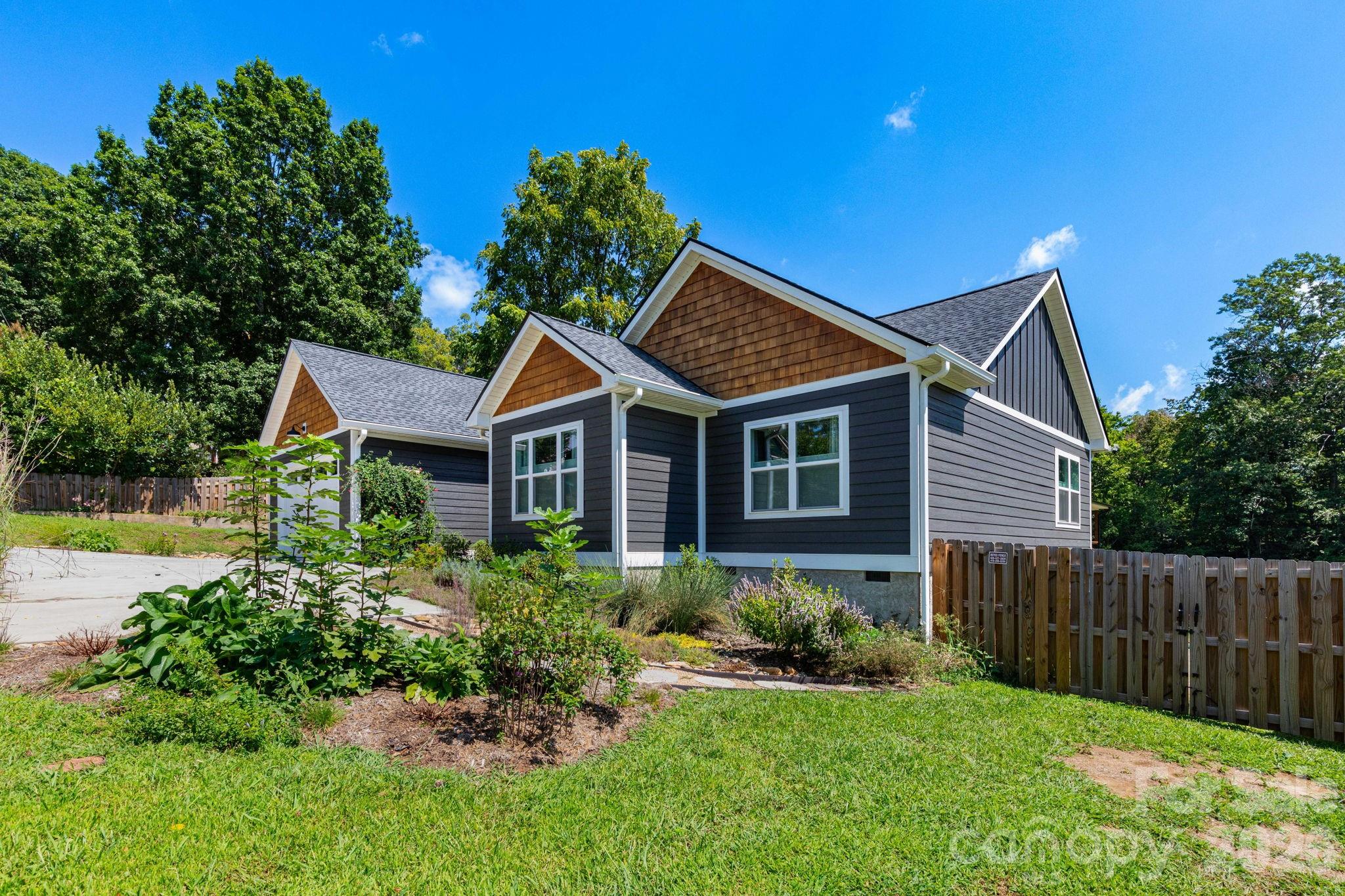 Photo 2 of Single family home for sale at 206 Padgettown Rd, Black Mountain, NC 28711 | MLS# 4421314 | Listing updated on 2026-09-04
