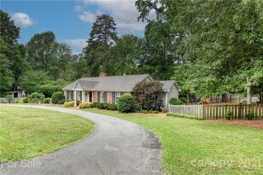 Homes for sale in Charlotte, NC | 321 N Canterbury Rd, Charlotte, NC 28211 | MLS# 3750112