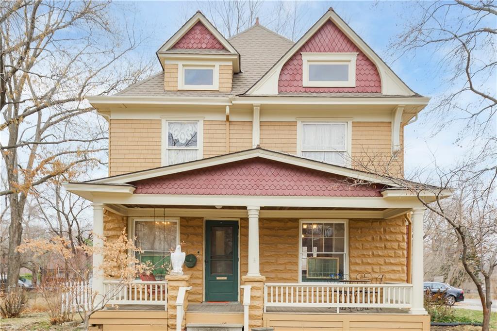 1st image of 105 Ne Douglas St, Lees Summit, MO 64063 | MLS# 2415063