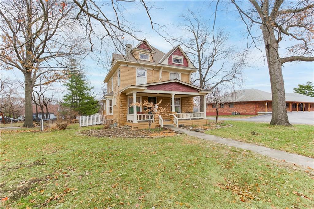 2nd image of 105 Ne Douglas St, Lees Summit, MO 64063 | MLS# 2415063