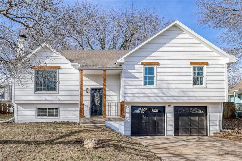 1st image of 520 Ne Bristol Dr, Lees Summit, MO 64086 | MLS# 2417617