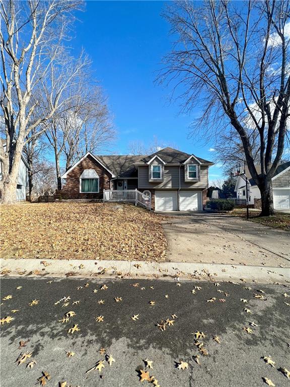 Homes for sale in Lees Summit, MO | 1139 Ne Clubhouse Ct, Lees Summit, MO 64086 | MLS# 2417904