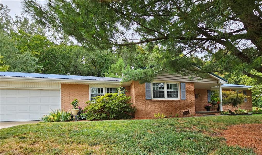 Homes for sale in Saint Joseph, MO | 3104 Hampton Rd, Saint Joseph, MO 64505 | MLS# 2456092