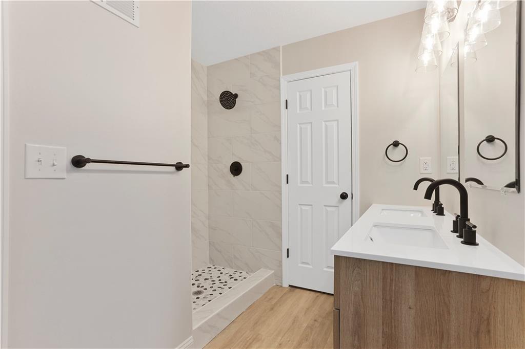 5th image of 1500 Yorkshire Dr, Lees Summit, MO 64086 | MLS# 2470195