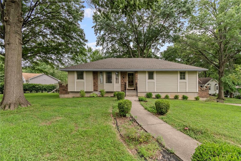 Homes for sale in Lees Summit, MO | 405 Ne Grant Ct, Lees Summit, MO 64064 | MLS# 2565355