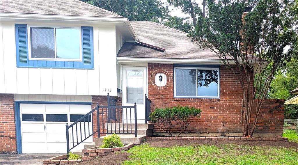 Homes for sale in Olathe, KS | 1413 E Ridgeway Dr, Olathe, KS 66061 | MLS# 2565534